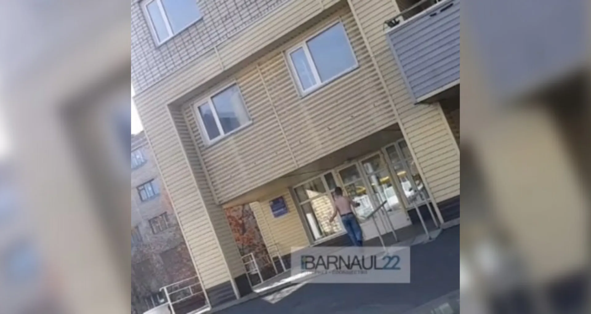 Полураздетый неадекватный парень бегал по улице в Барнауле