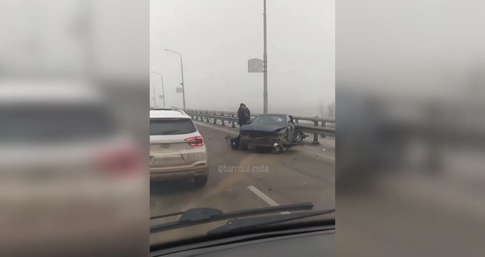 Автомобиль влетел в ограждение на Новом мосту в Барнауле Автомобиль влетел в ограждение на Новом мосту в Барнауле