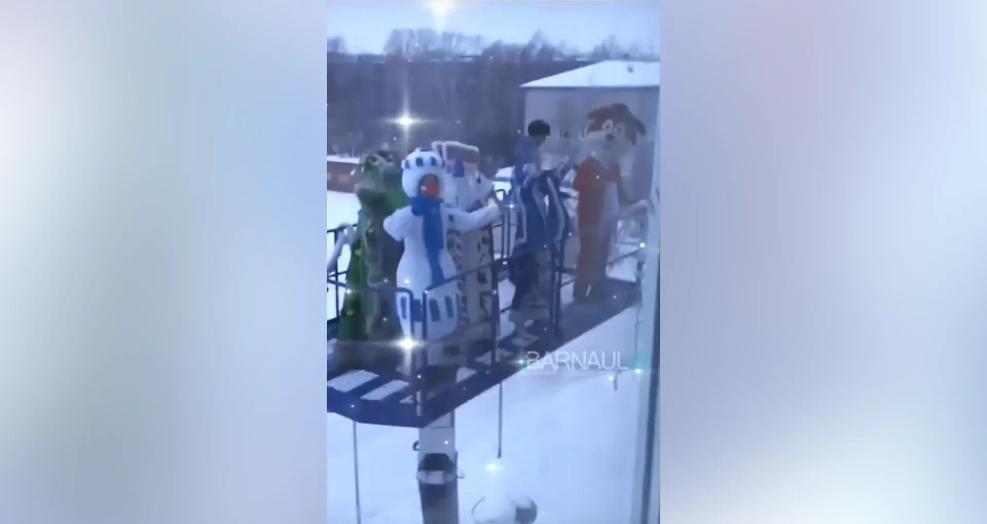 К маленьким болеющим барнаульцам пришли в гости Дед Мороз, Снегурочка и тигрёнок