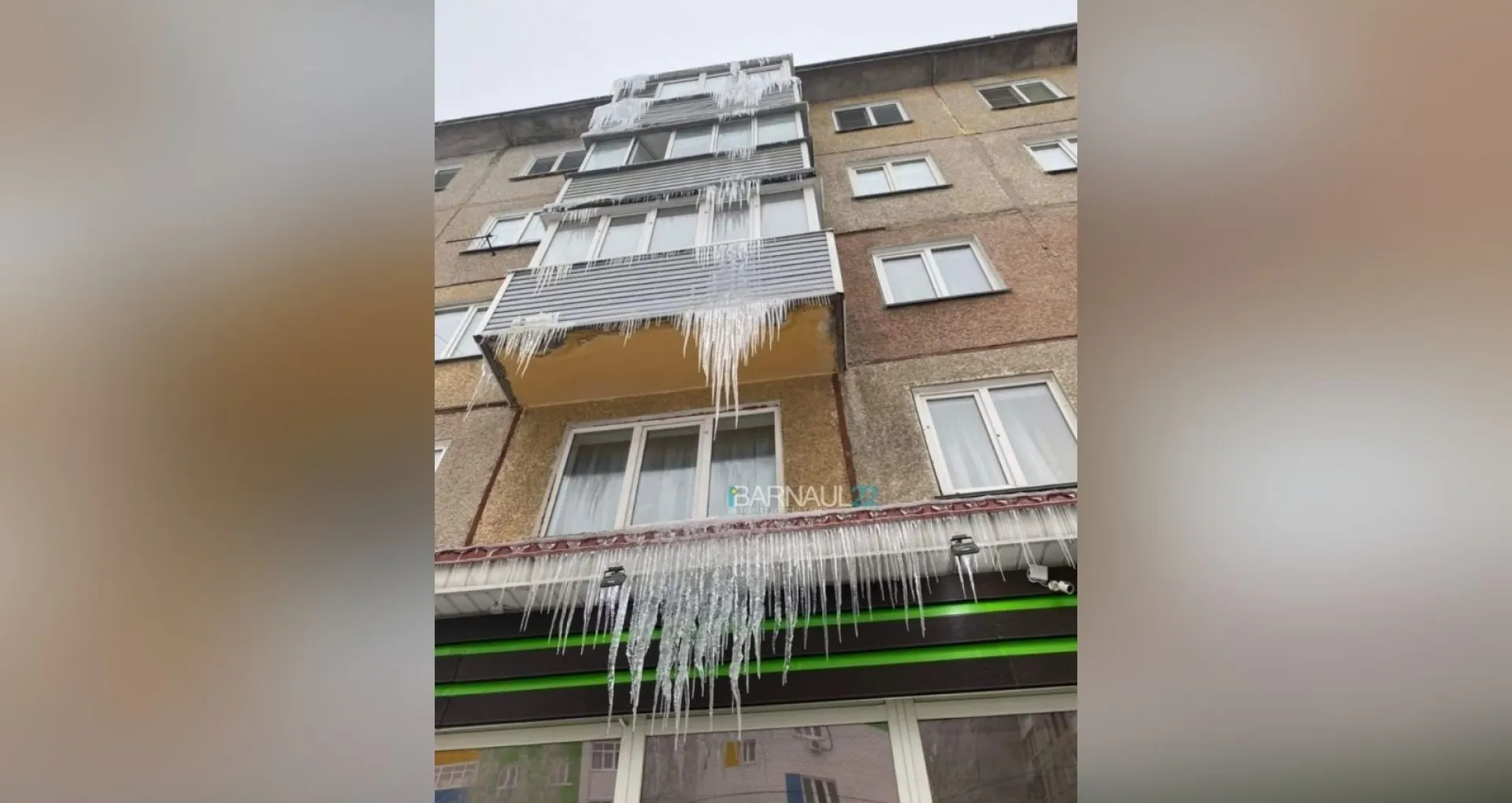 Барнаульцы предупредили об опасных сосульках, свисающих с крыш и балконов домов Барнаульцы предупредили об опасных сосульках, свисающих с крыш и балконов домов