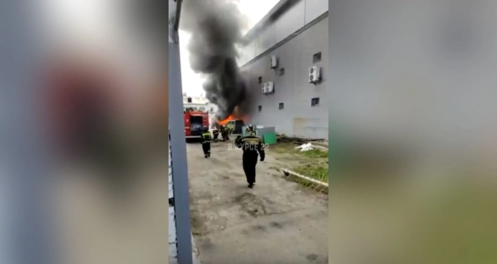 Автомобиль загорелся возле торгового центра в Барнауле