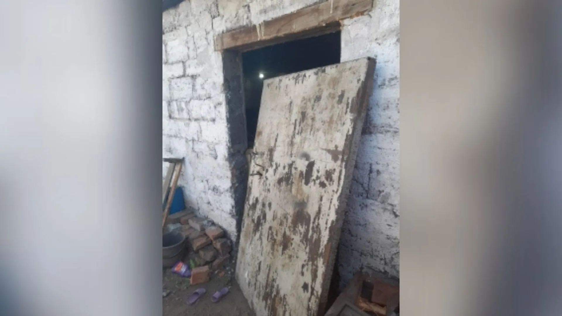 Девочку насмерть придавило железными воротами на глазах у отца в Алтайском крае