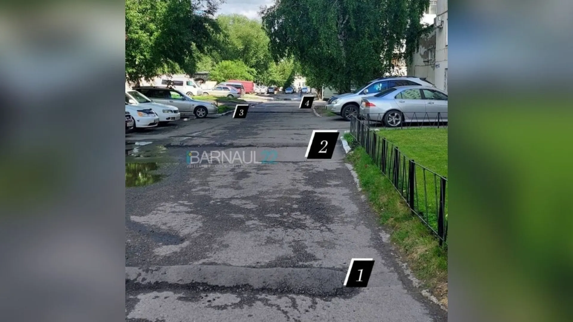 В Барнауле возле одной многоэтажки установили сразу четыре лежачих полицейских
