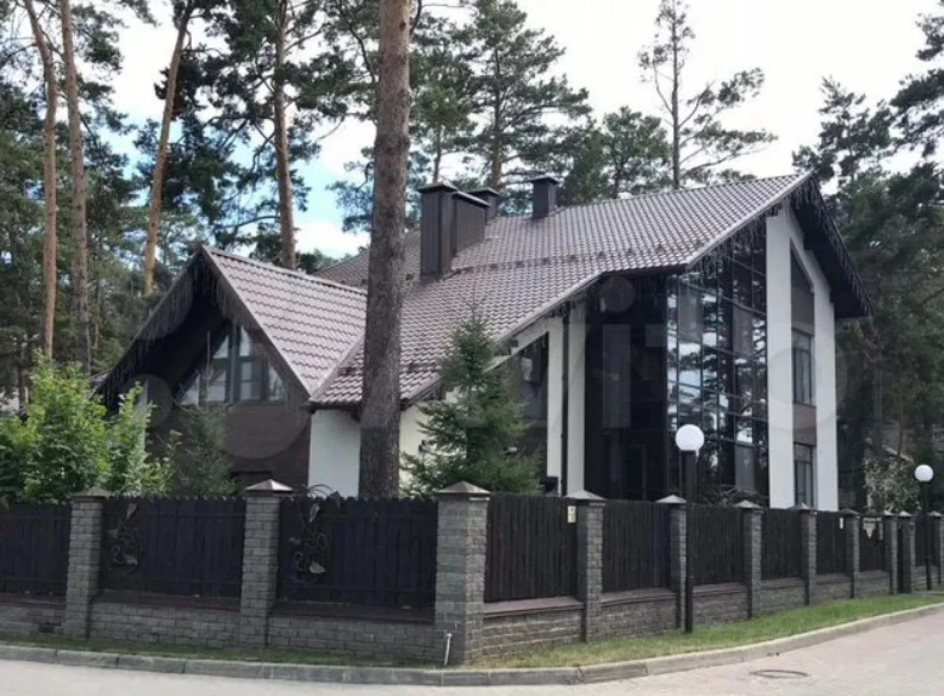 Коттедж за 88 миллионов с комнатой садовника продают в Барнауле Коттедж за 88 миллионов с комнатой садовника продают в Барнауле