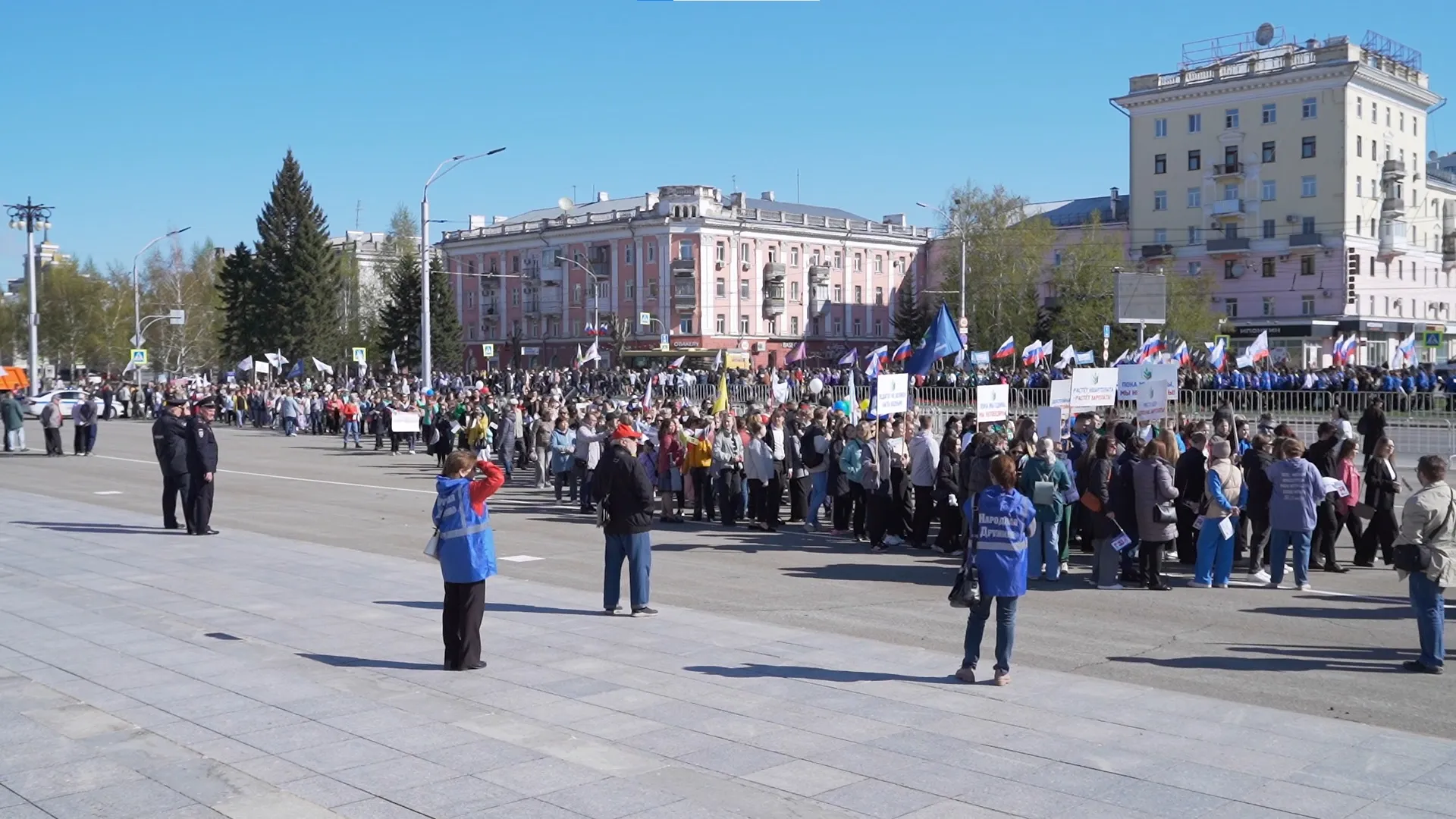 Более 3000 человек приняли участие в традиционной первомайской демонстрации в Барнауле. Видео Более 3000 человек приняли участие в традиционной первомайской демонстрации в Барнауле. Видео