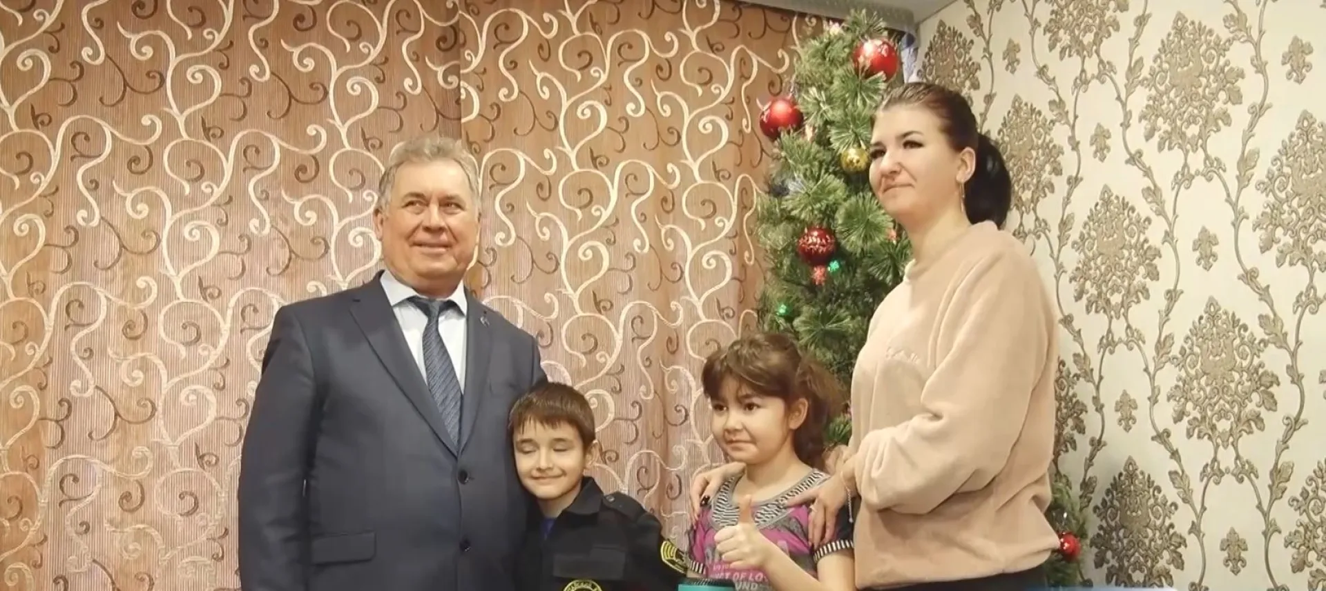 Председатель АКЗС Александр Романенко исполнил новогоднюю мечту детей из Рубцовска Председатель АКЗС Александр Романенко исполнил новогоднюю мечту детей из Рубцовска