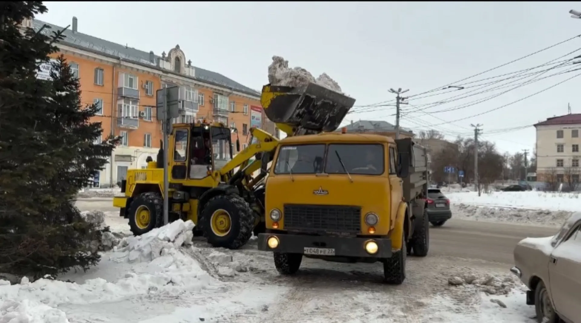 Коммунальщики приступили к уборке снега в Рубцовске Коммунальщики приступили к уборке снега в Рубцовске