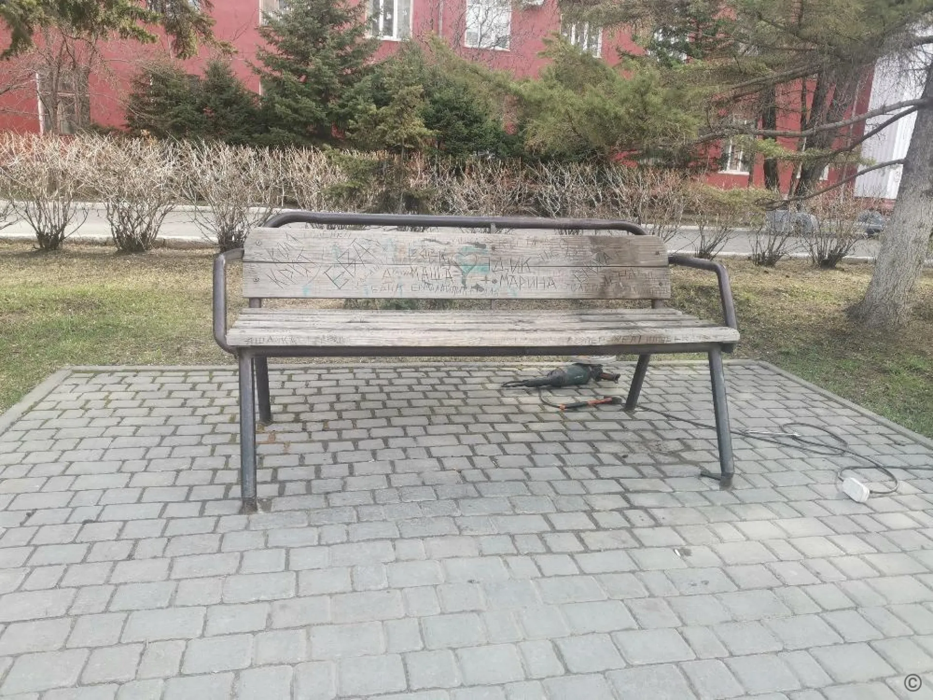 Не дождался: памятник одинокому влюбленному пропал с лавочки у аграрного университета в Барнауле