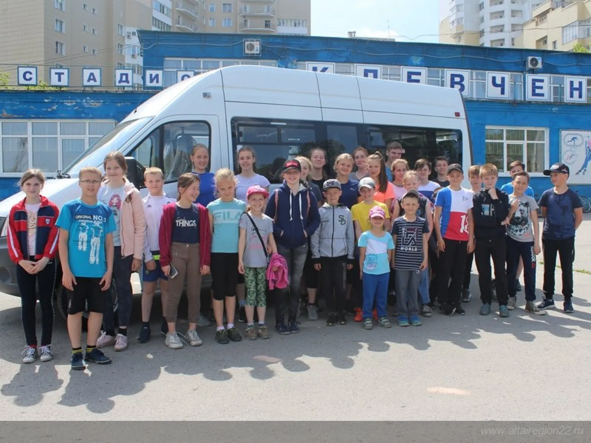 Алтайская спортшкола олимпийского резерва по конькобежному спорту получила новый автобус Алтайская спортшкола олимпийского резерва по конькобежному спорту получила новый автобус