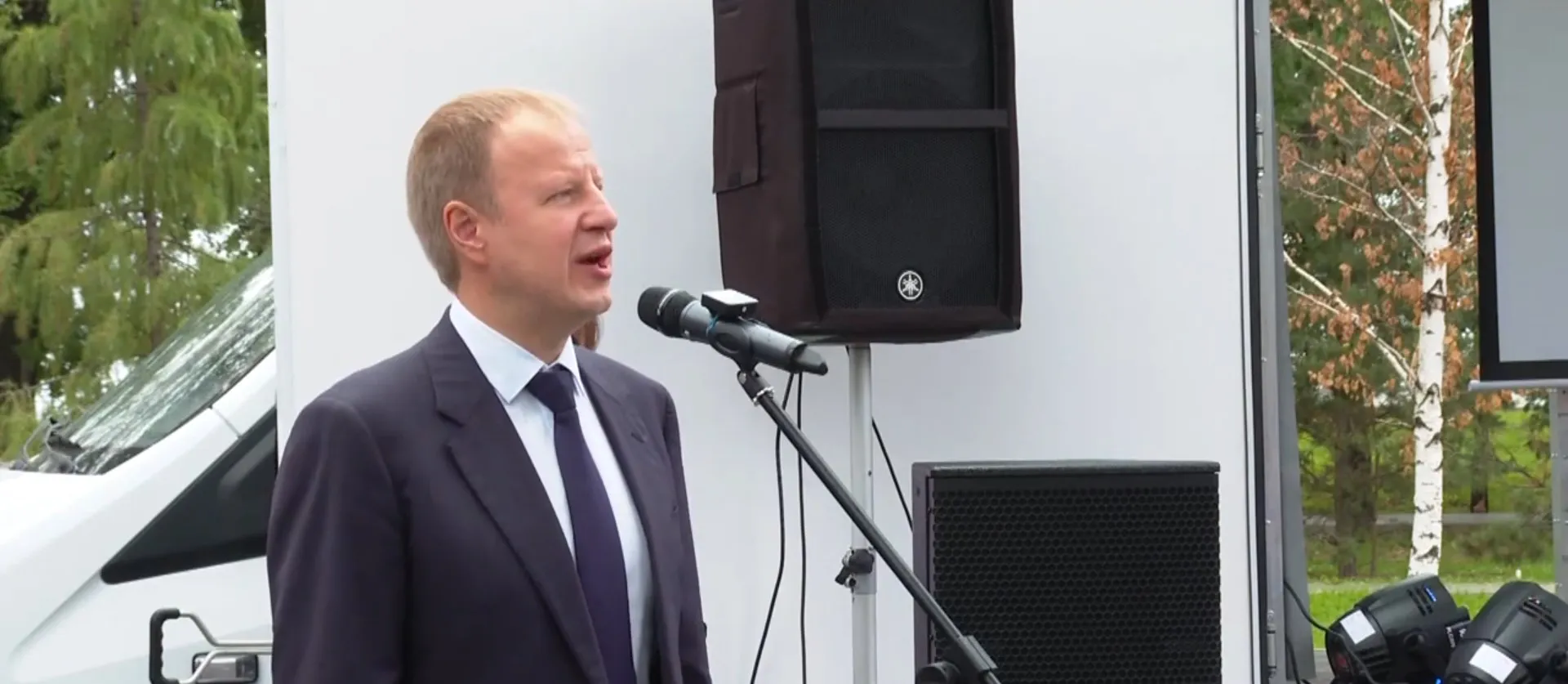 Первые в Алтайском крае культурмобили встретил губернатор Виктор Томенко