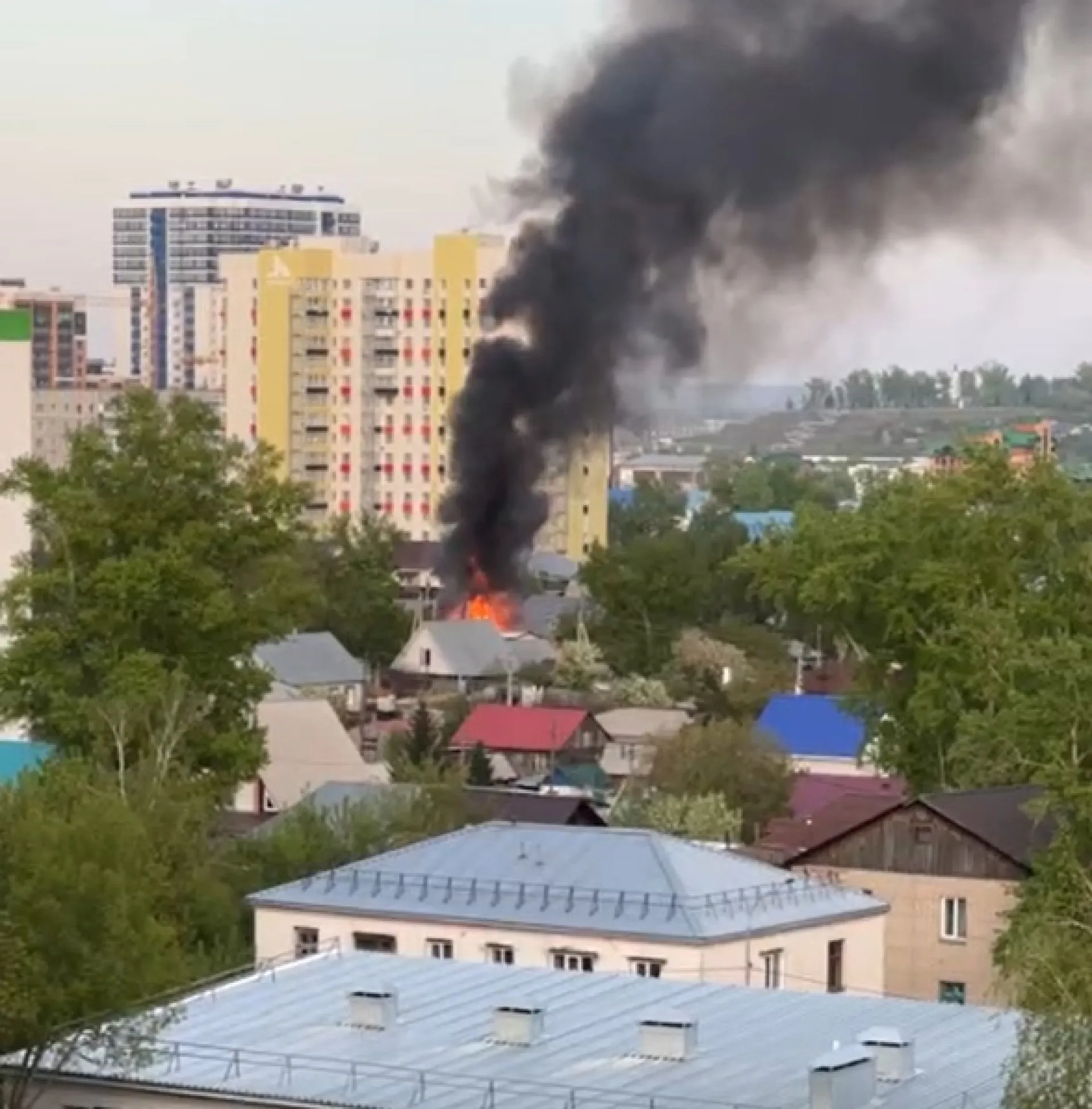 В частном секторе Барнаула начался пожар