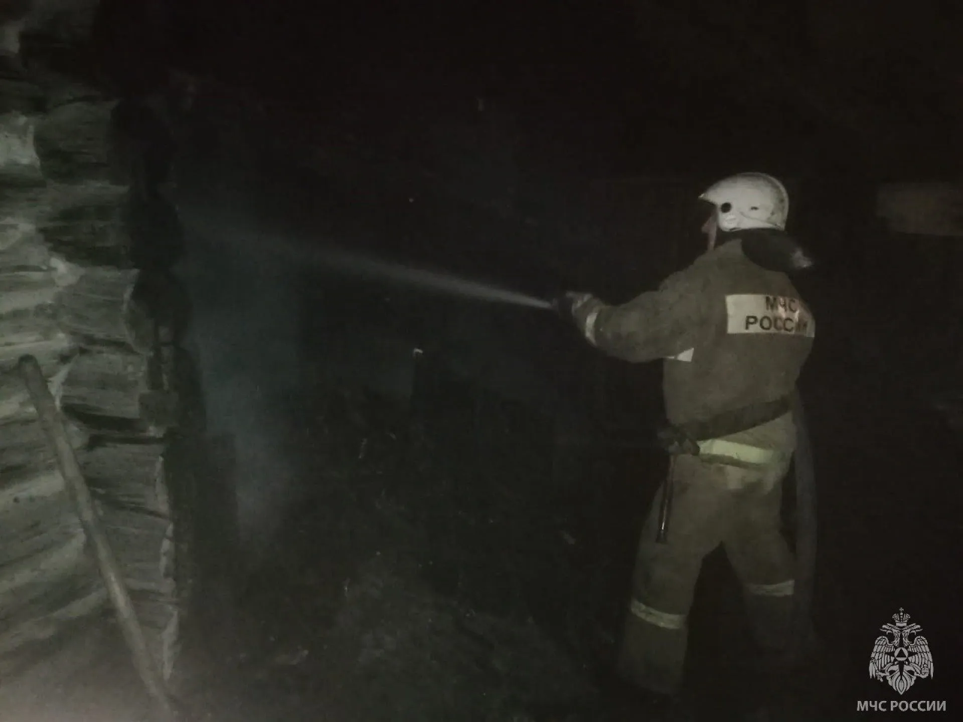 Подростка и женщину спасли из горящего дома в Кулунде