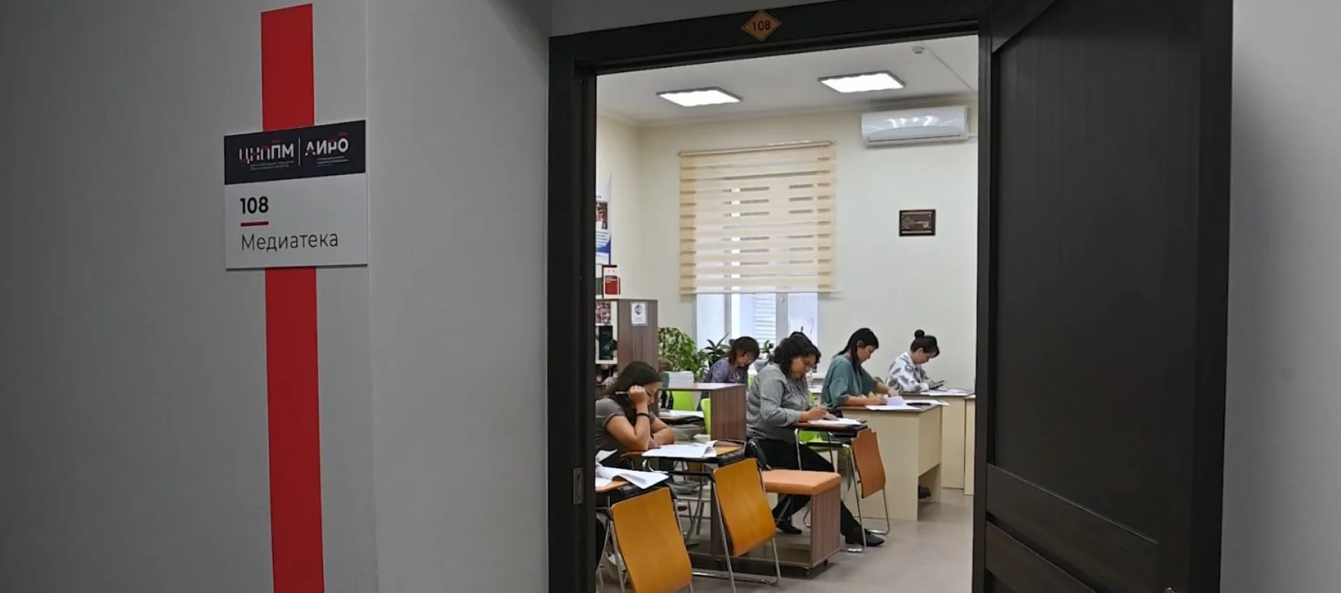 300 педагогов и студентов педагогических вузов Барнаула приняли участие в «Педагогическом диктанте» 300 педагогов и студентов педагогических вузов Барнаула приняли участие в «Педагогическом диктанте»