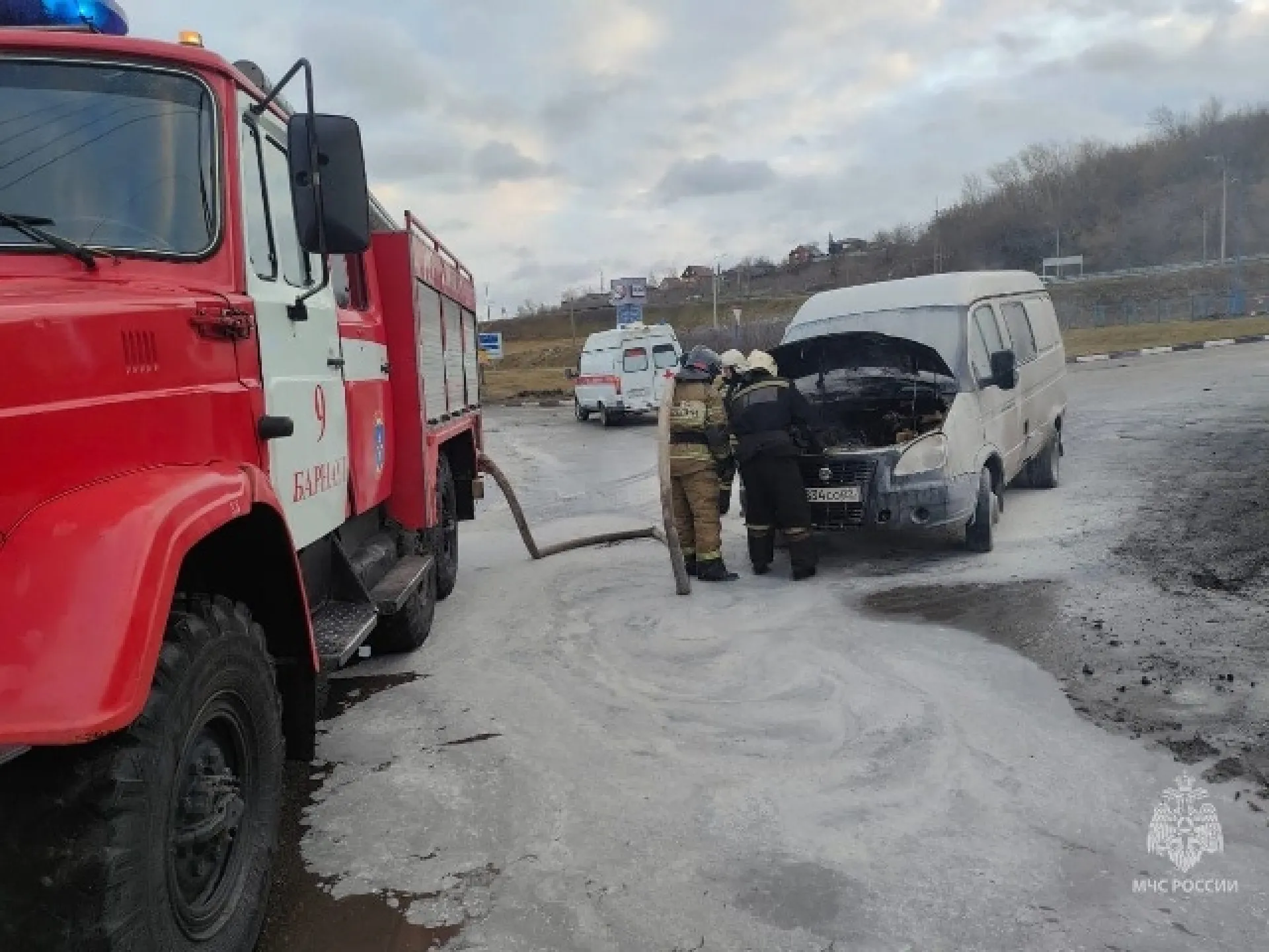 Водитель потушил свою «газель» на заправке в Барнауле