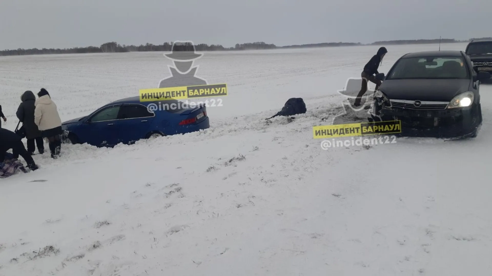 Две легковушки поочередно улетели в кювет на трассе в Алтайском крае Две легковушки поочередно улетели в кювет на трассе в Алтайском крае