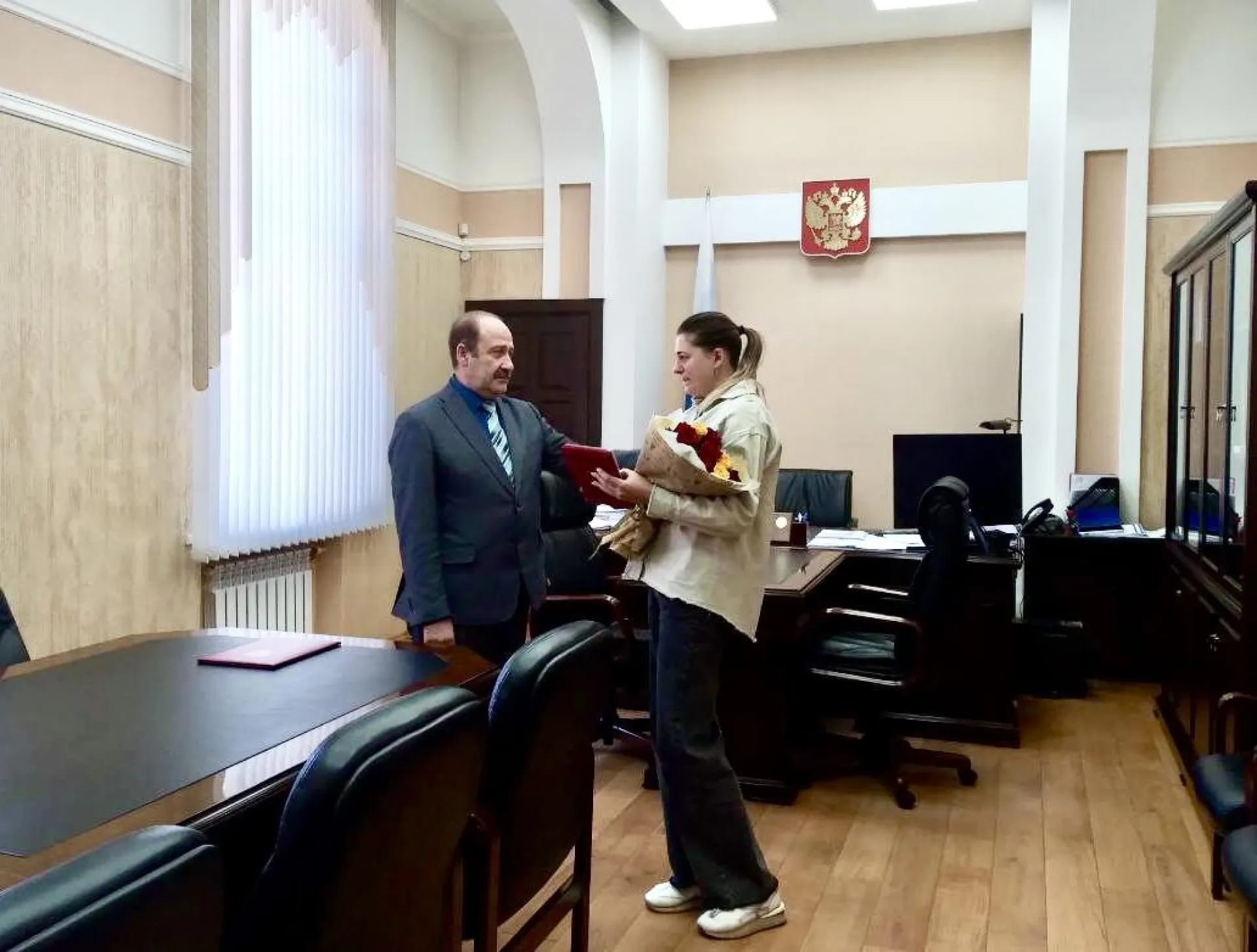 Глава Рубцовска передал медаль Жукова и орден Мужества супруге погибшего военного Глава Рубцовска передал медаль Жукова и орден Мужества супруге погибшего военного
