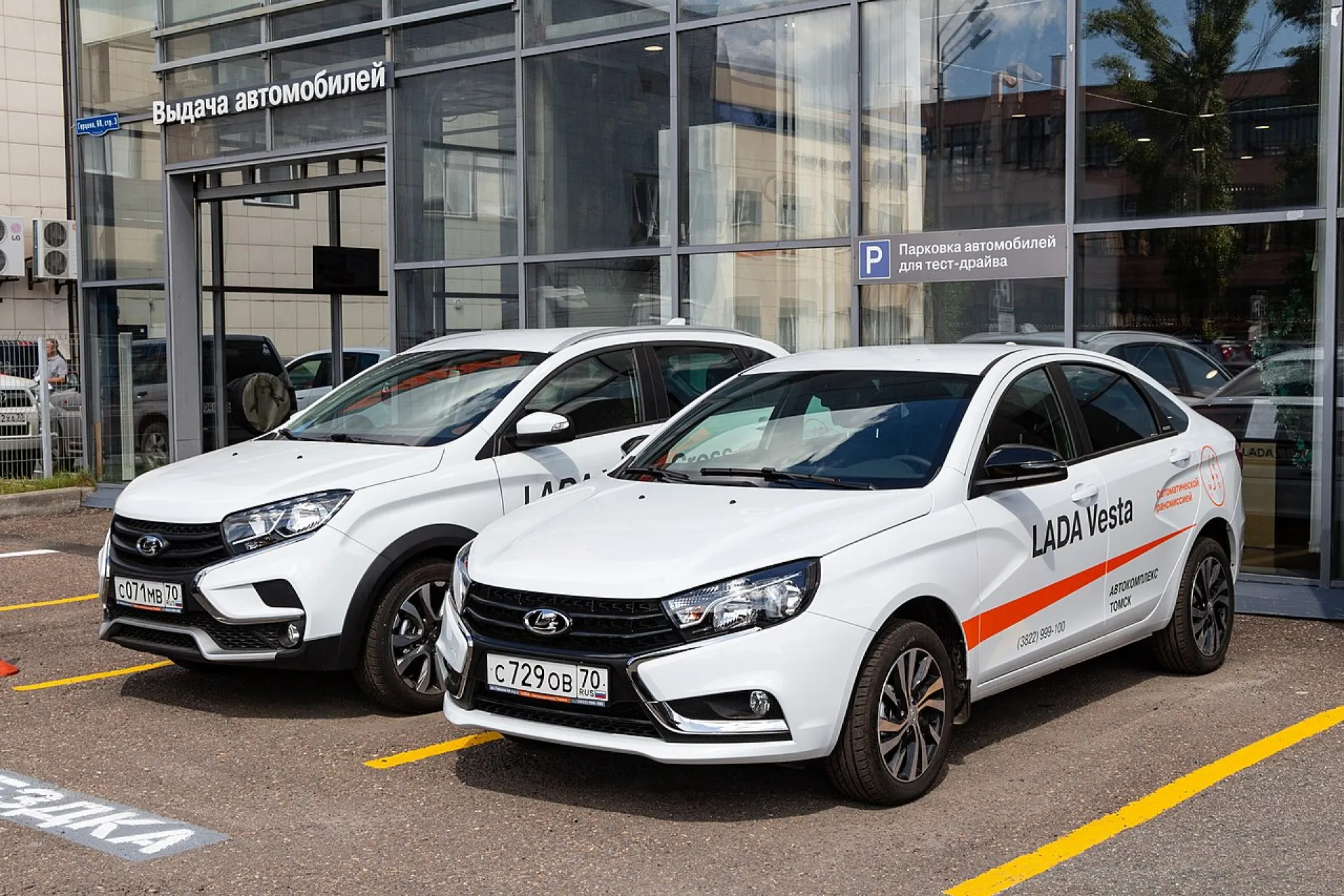 На маркетплейсе запустили в продажу автомобиль Lada
