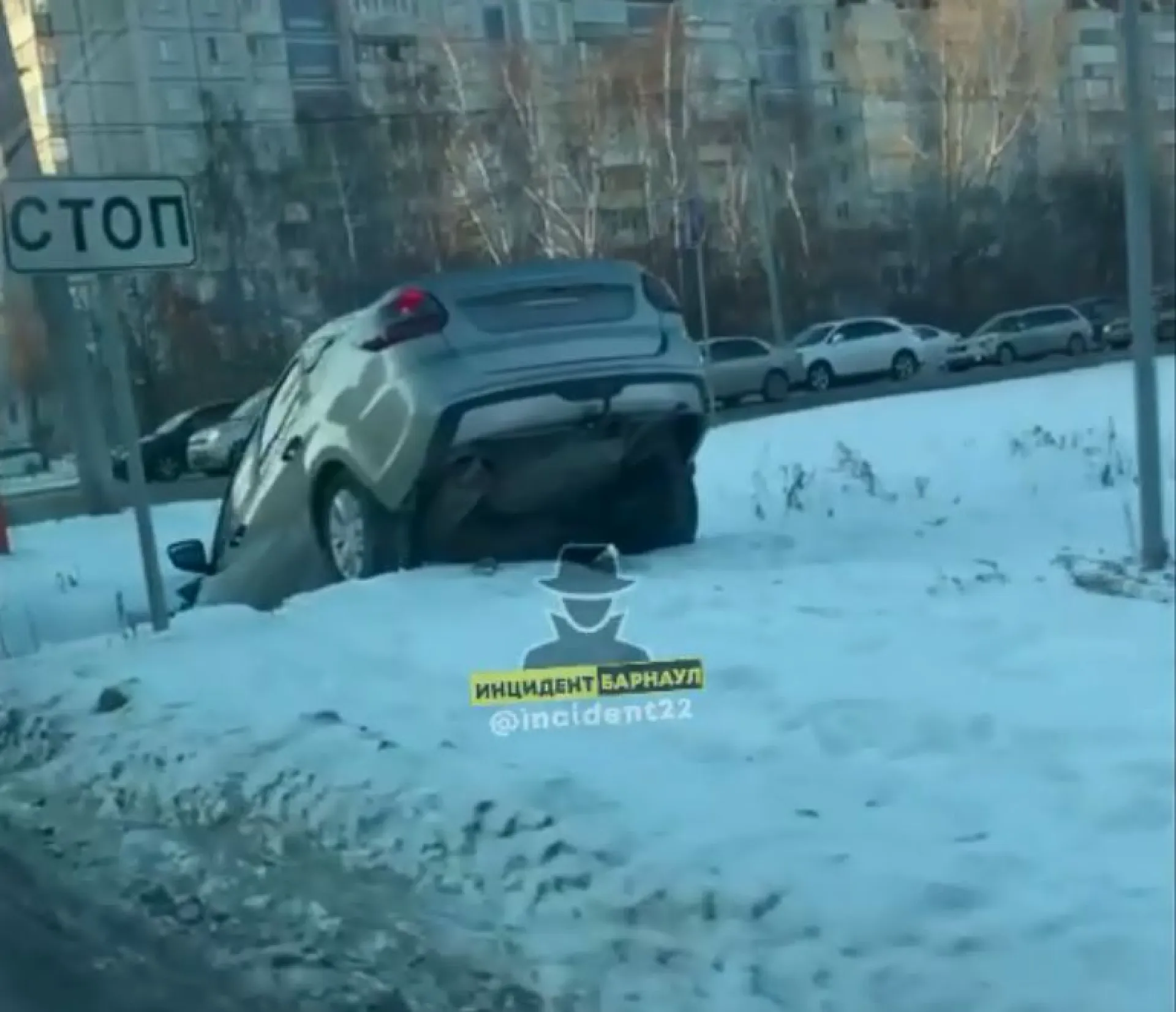 В Барнауле легковой автомобиль улетел в овраг