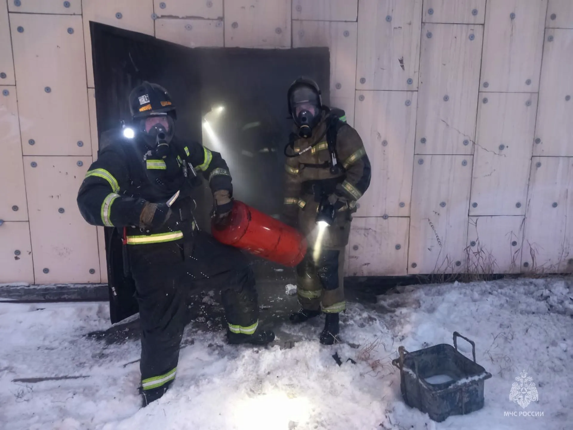 Пожар в доме многодетной семьи ликвидировали спасатели Первомайского района