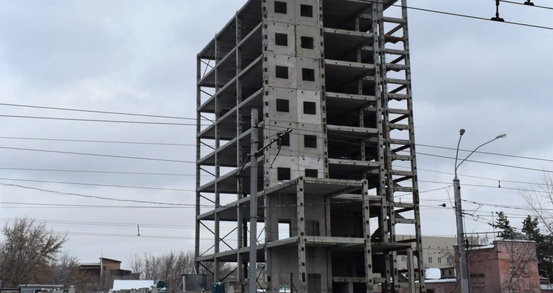 Никому не нужное недостроенное здание в Барнауле наконец продали на торгах