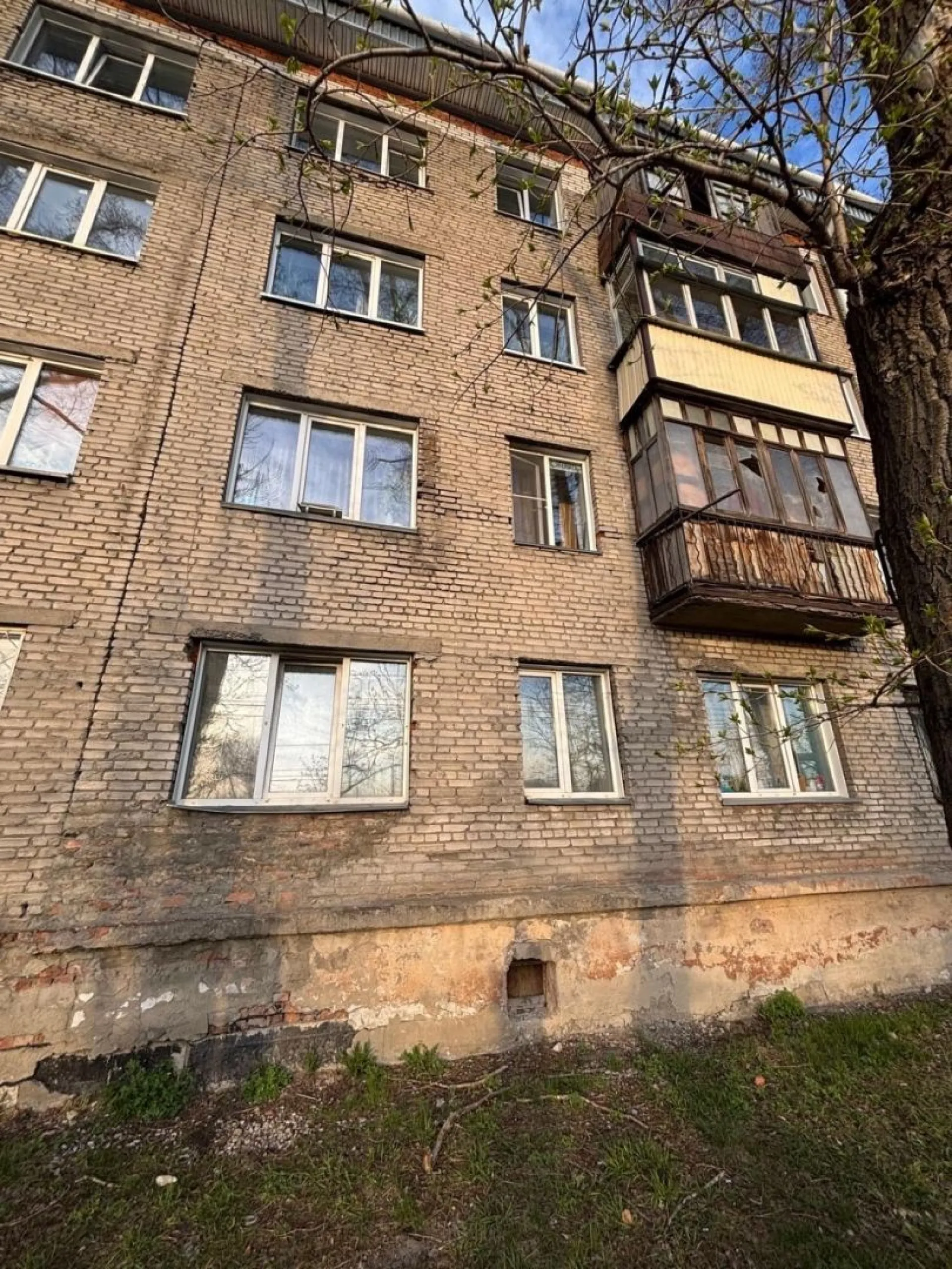 Следователи устанавливают обстоятельства падения из окна малолетнего ребенка в Бийске Следователи устанавливают обстоятельства падения из окна малолетнего ребенка в Бийске