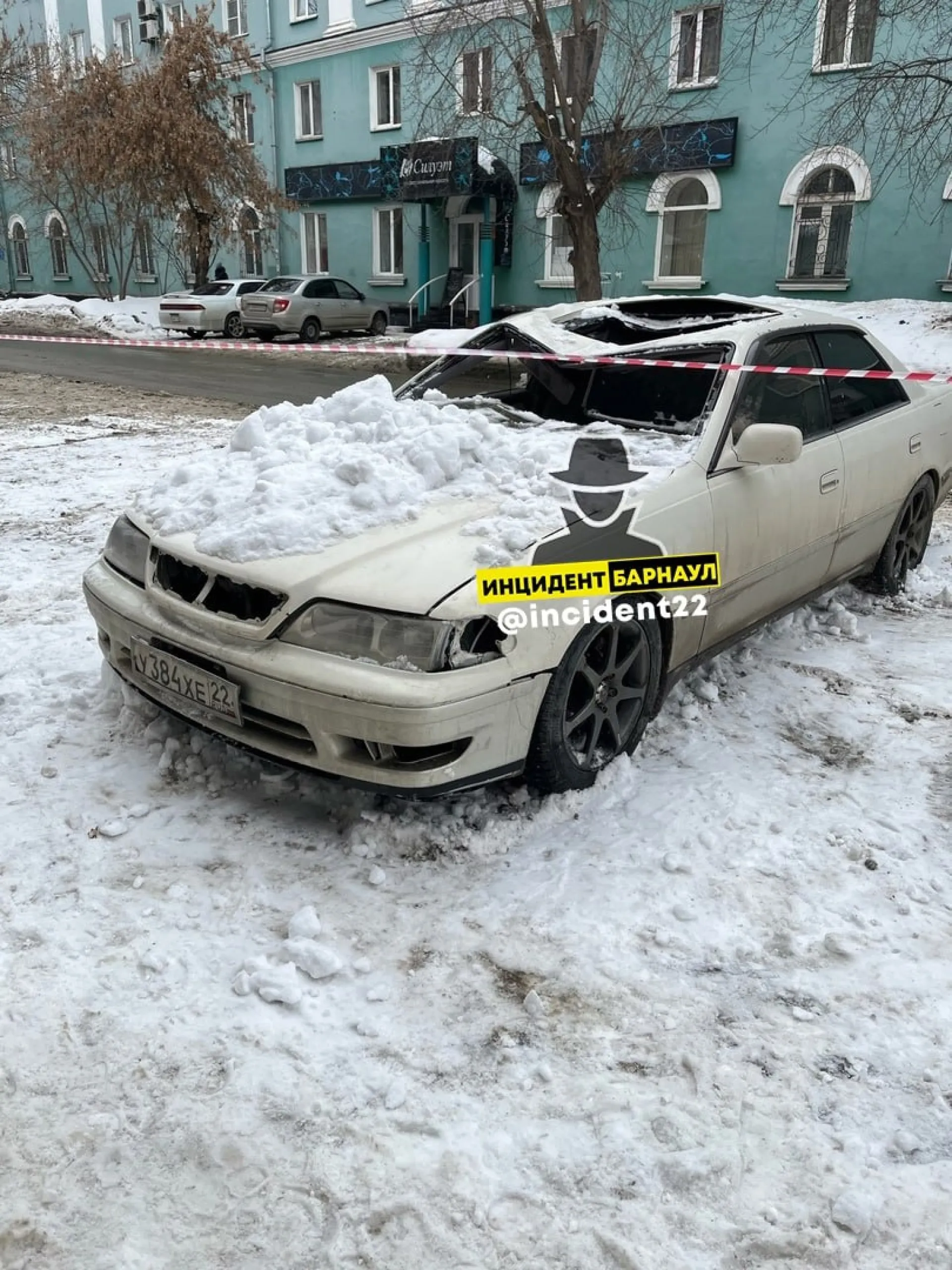 Снег с крыши обрушился на автомобиль в Барнауле Снег с крыши обрушился на автомобиль в Барнауле