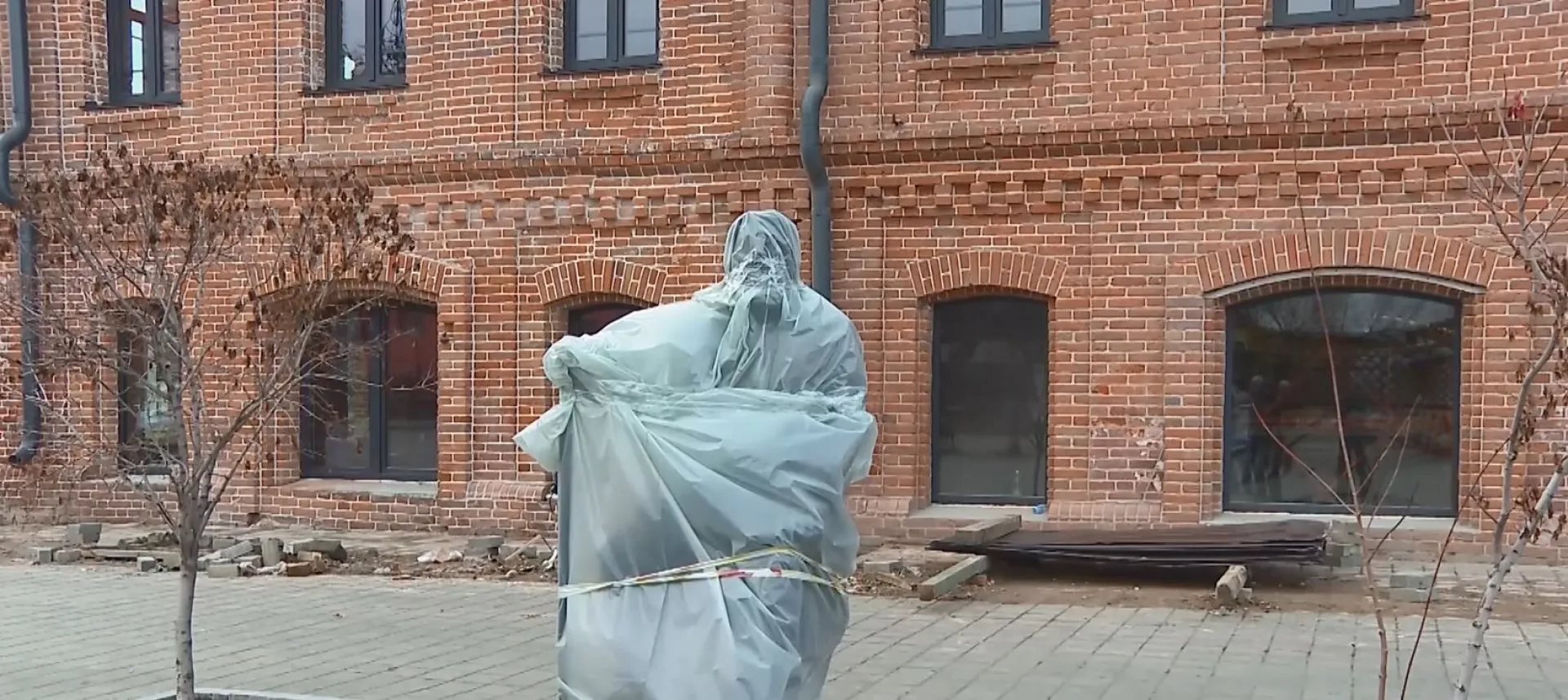 Памятник купцу Сухову установили в исторической части Барнаула Памятник купцу Сухову установили в исторической части Барнаула