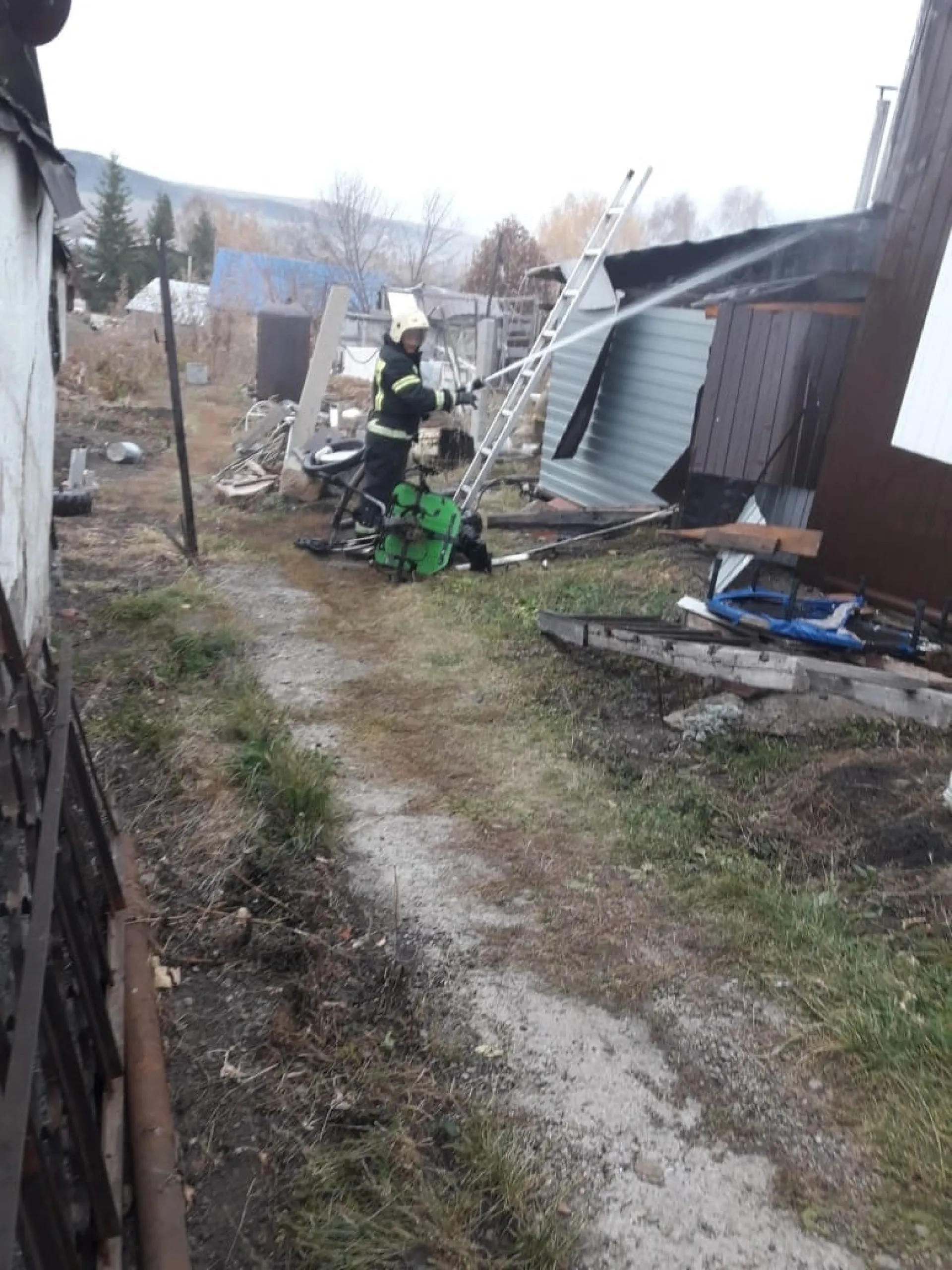 Двух пенсионеров спасли из горящей бани в Алтайском крае Двух пенсионеров спасли из горящей бани в Алтайском крае