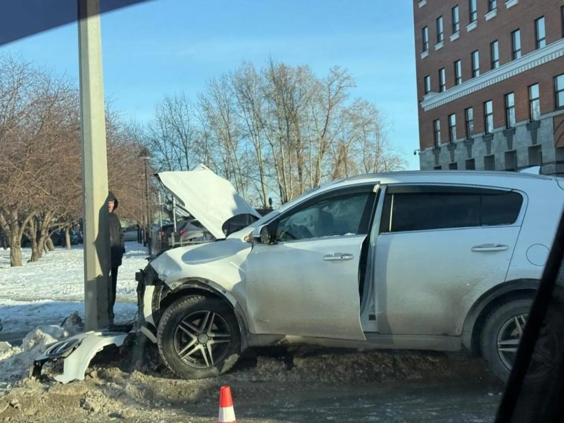 Автомобиль въехал в столб на Комсомольском проспекте в Барнауле Автомобиль въехал в столб на Комсомольском проспекте в Барнауле