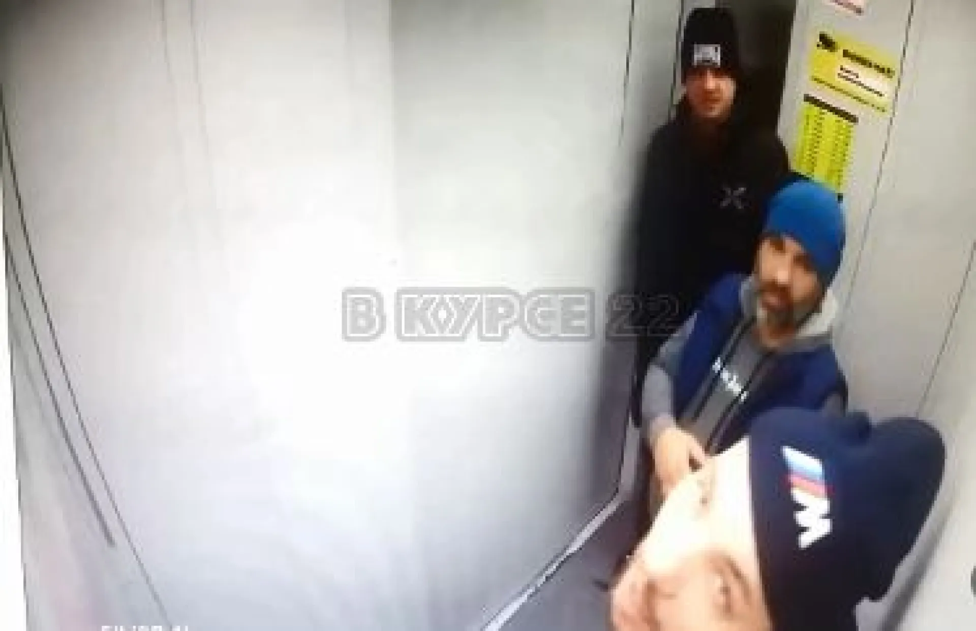 Пьяные мужчины выворачивают камеры в лифте Барнаула