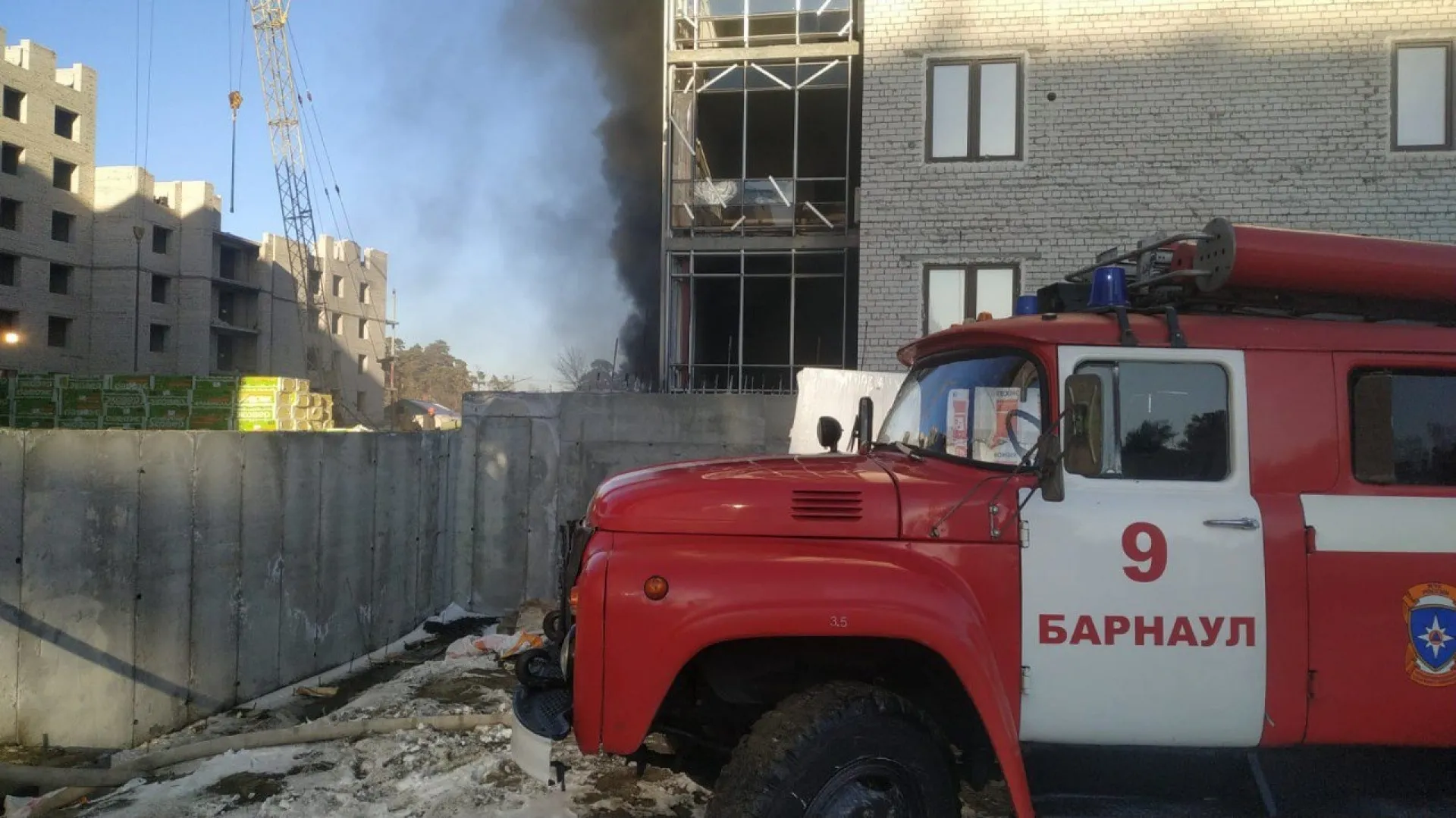 Пожарные ликвидировали возгорание в строящемся доме в Барнауле