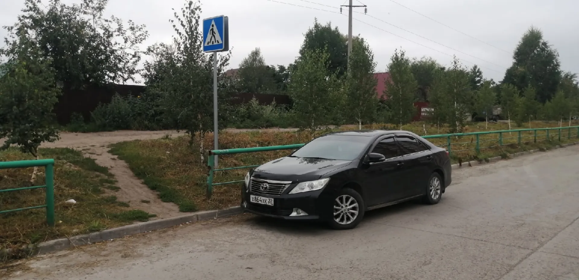 Барнаульцы недовольны автомобилистами, которые паркуют машины у пешеходного перехода Барнаульцы недовольны автомобилистами, которые паркуют машины у пешеходного перехода