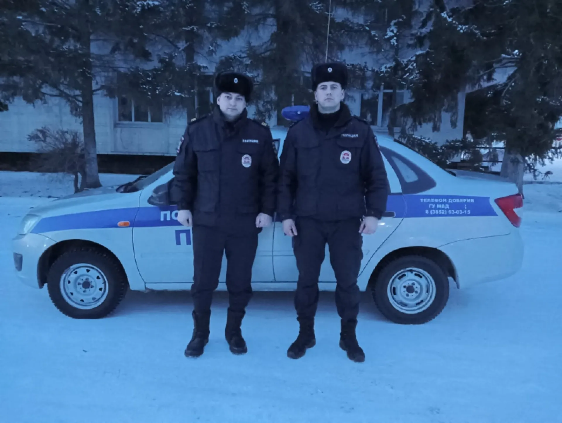 Полицейские спасли дом от пожара в Угловском районе Полицейские спасли дом от пожара в Угловском районе