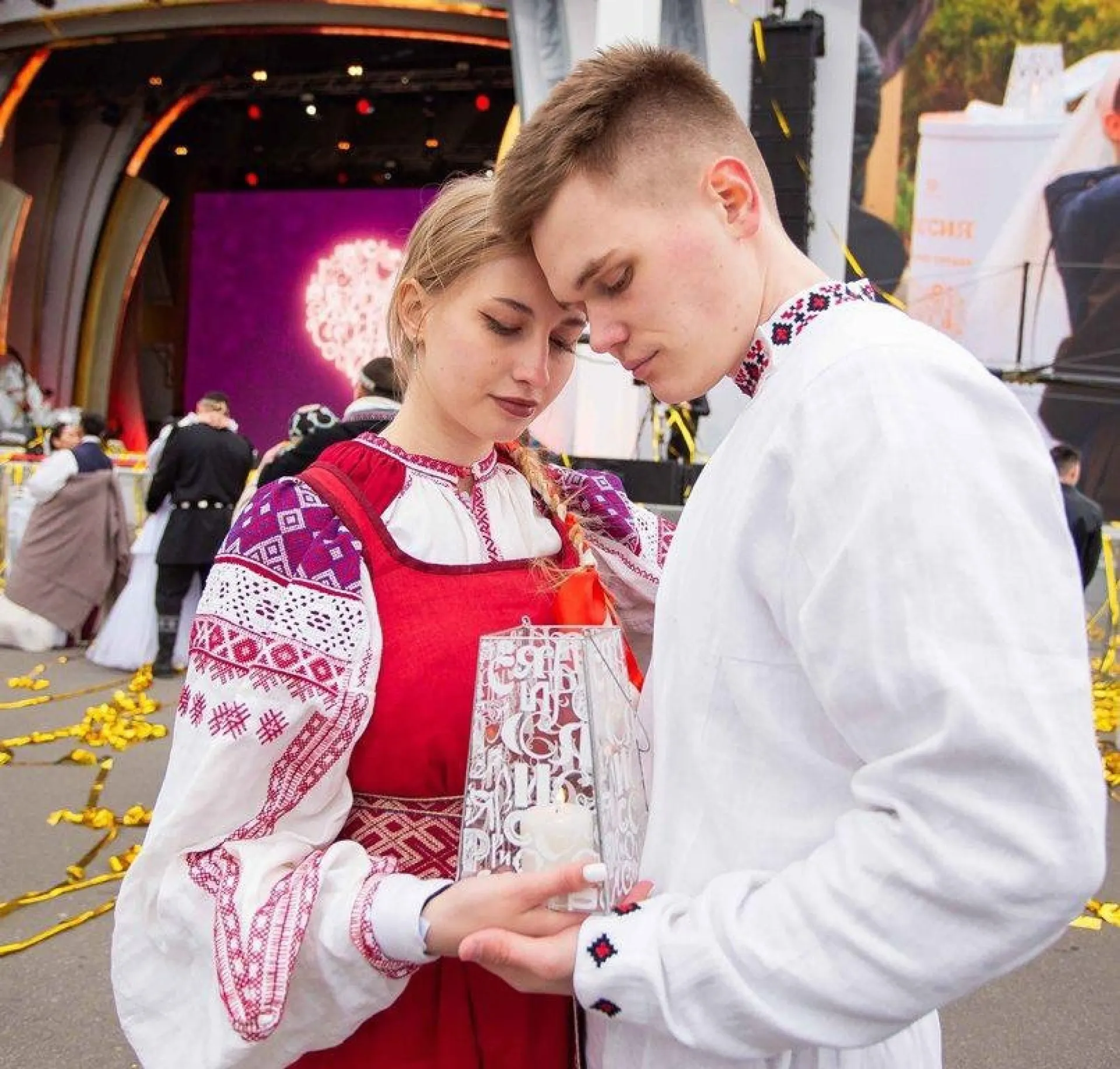 Самая массовая и межнациональная свадебная церемония попала в Книгу рекордов России Самая массовая и межнациональная свадебная церемония попала в Книгу рекордов России