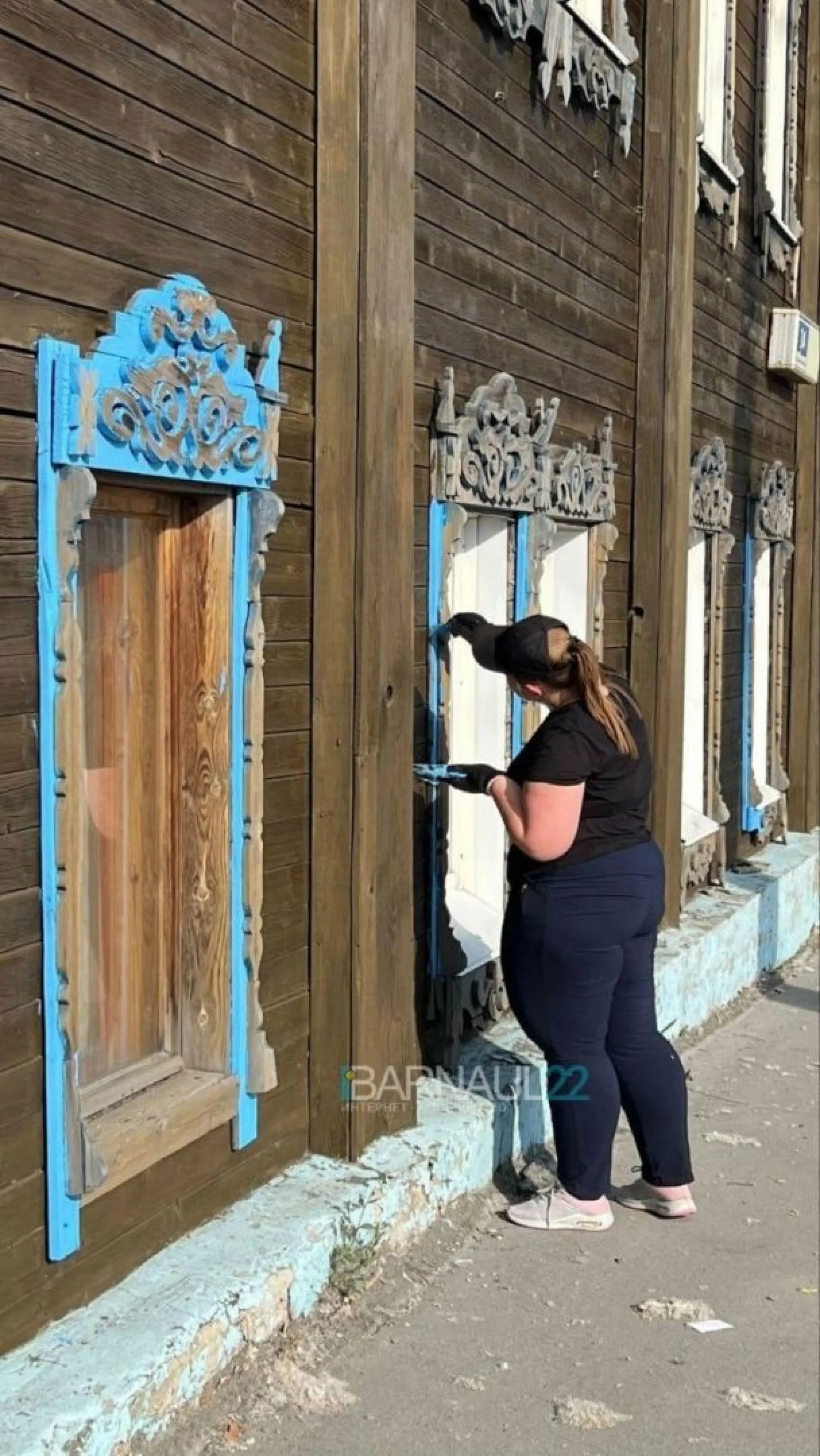 Волонтеры восстанавливают деревянную постройку в Барнауле