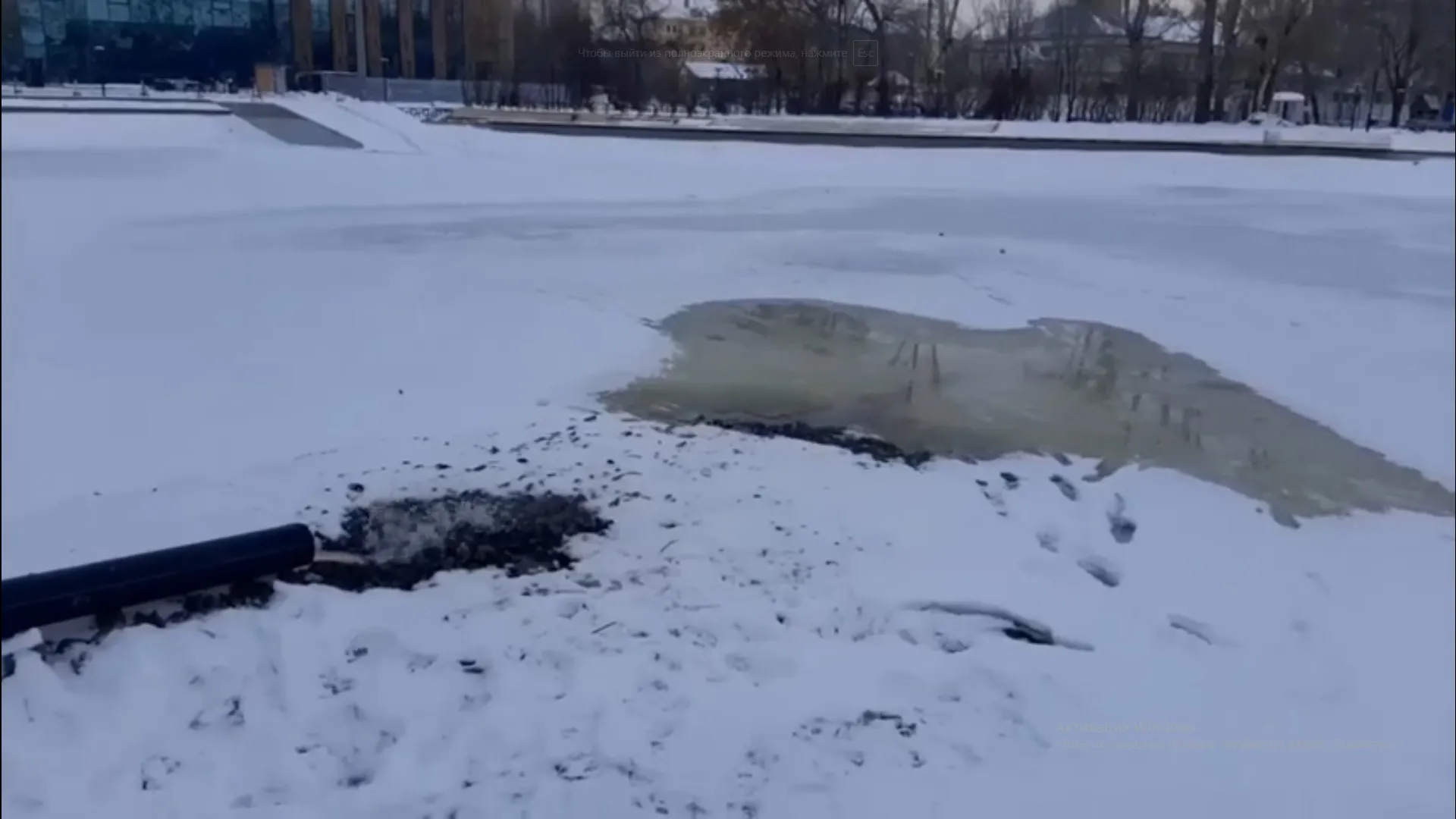 Пруд в барнаульском парке «Изумрудный» начали заполнять водой Пруд в барнаульском парке «Изумрудный» начали заполнять водой