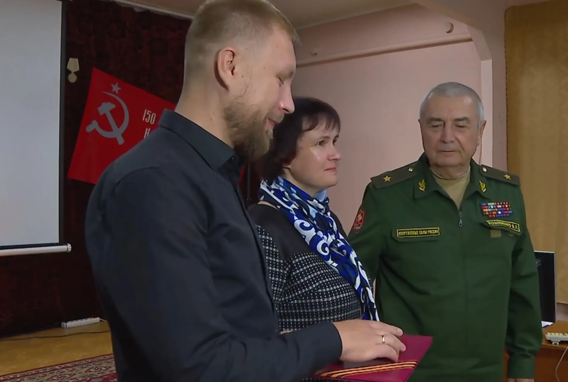 Утерянная медаль спустя 80 лет вернулась в семью ветерана Великой Отечественной войны Утерянная медаль спустя 80 лет вернулась в семью ветерана Великой Отечественной войны