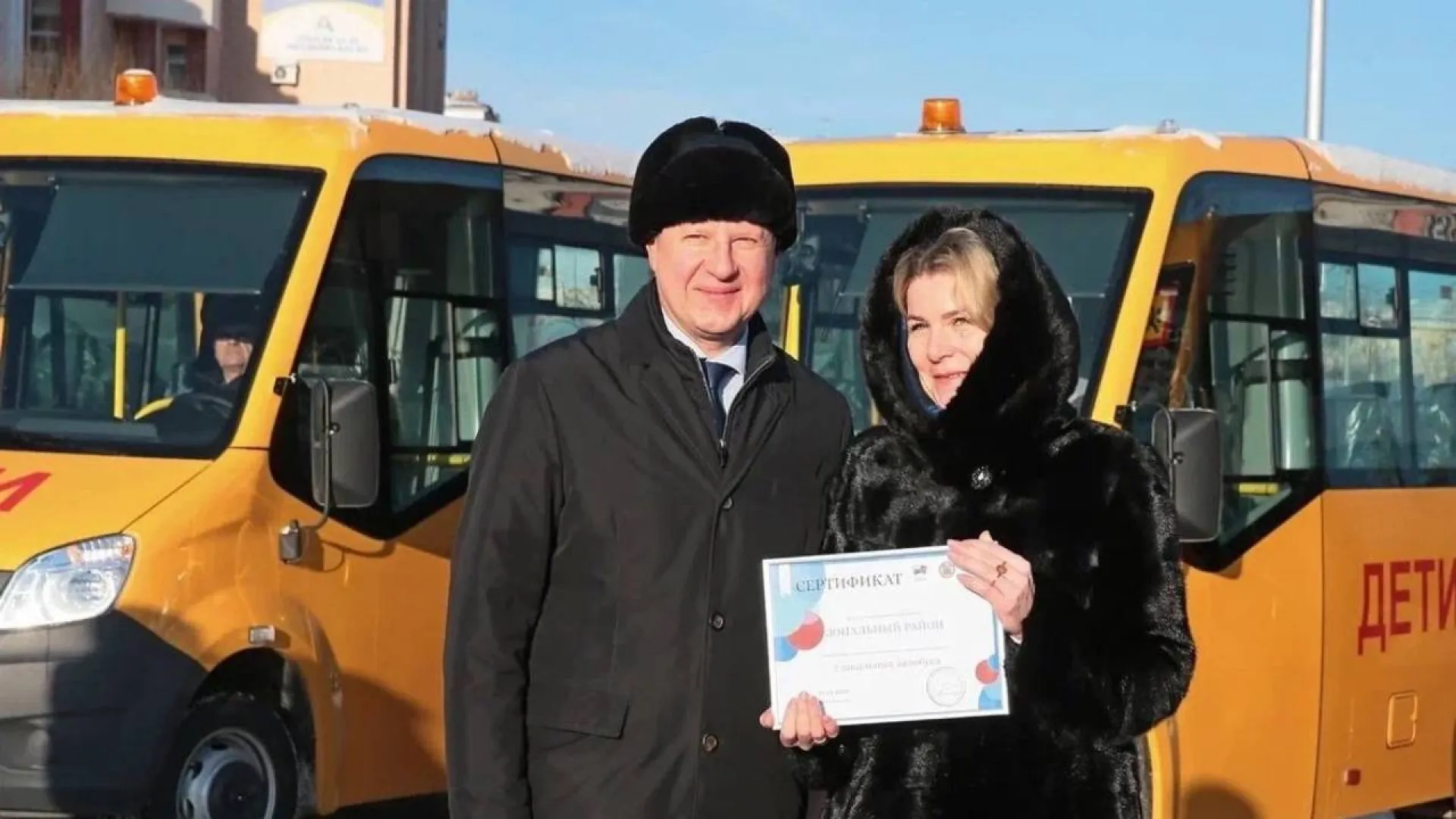 38 новых школьных автобусов передали в районы Алтайского края