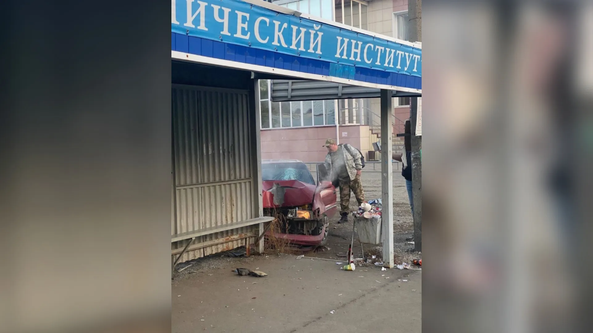 В Бийске водитель врезался в остановку и скрылся