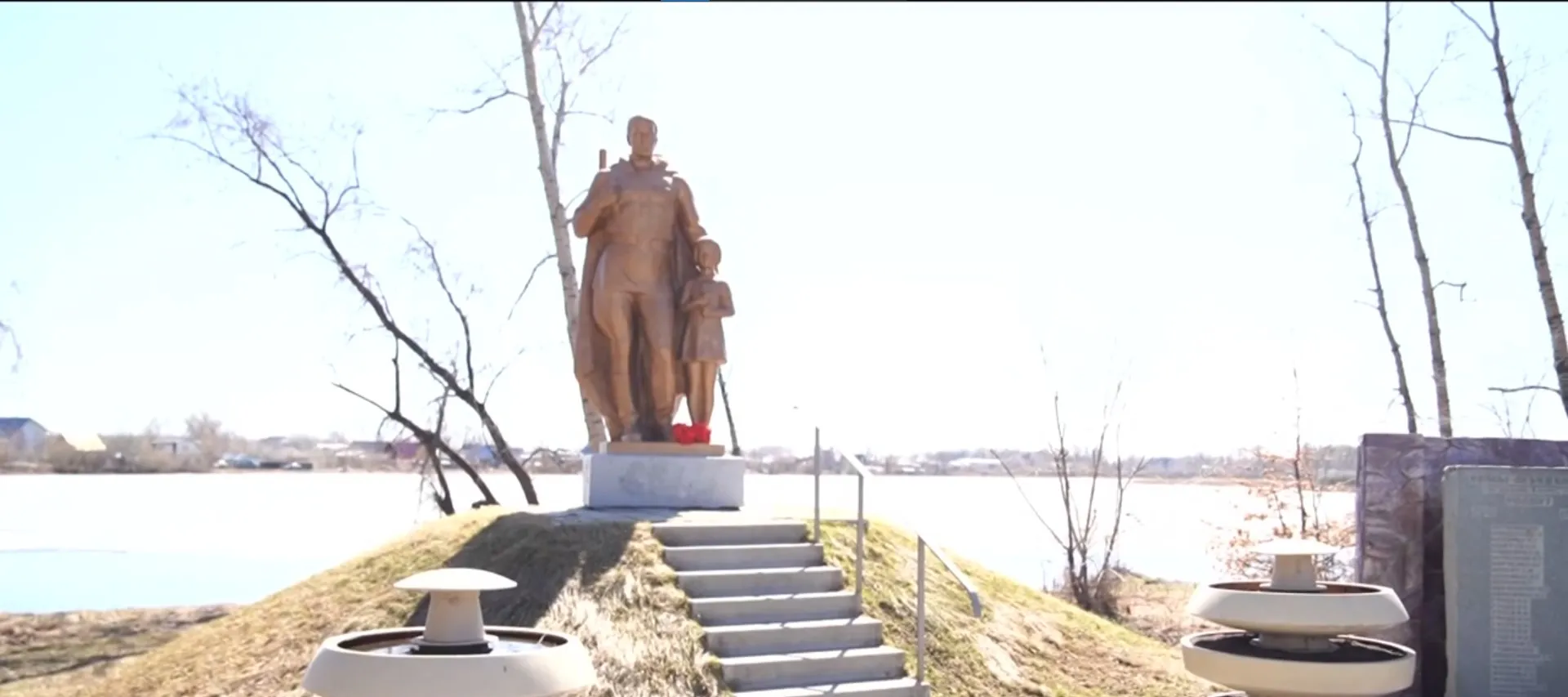 Уборку на Мемориале, посвященном погибшим в Великой Отечественной войне, провели в селе Лебяжьем Уборку на Мемориале, посвященном погибшим в Великой Отечественной войне, провели в селе Лебяжьем