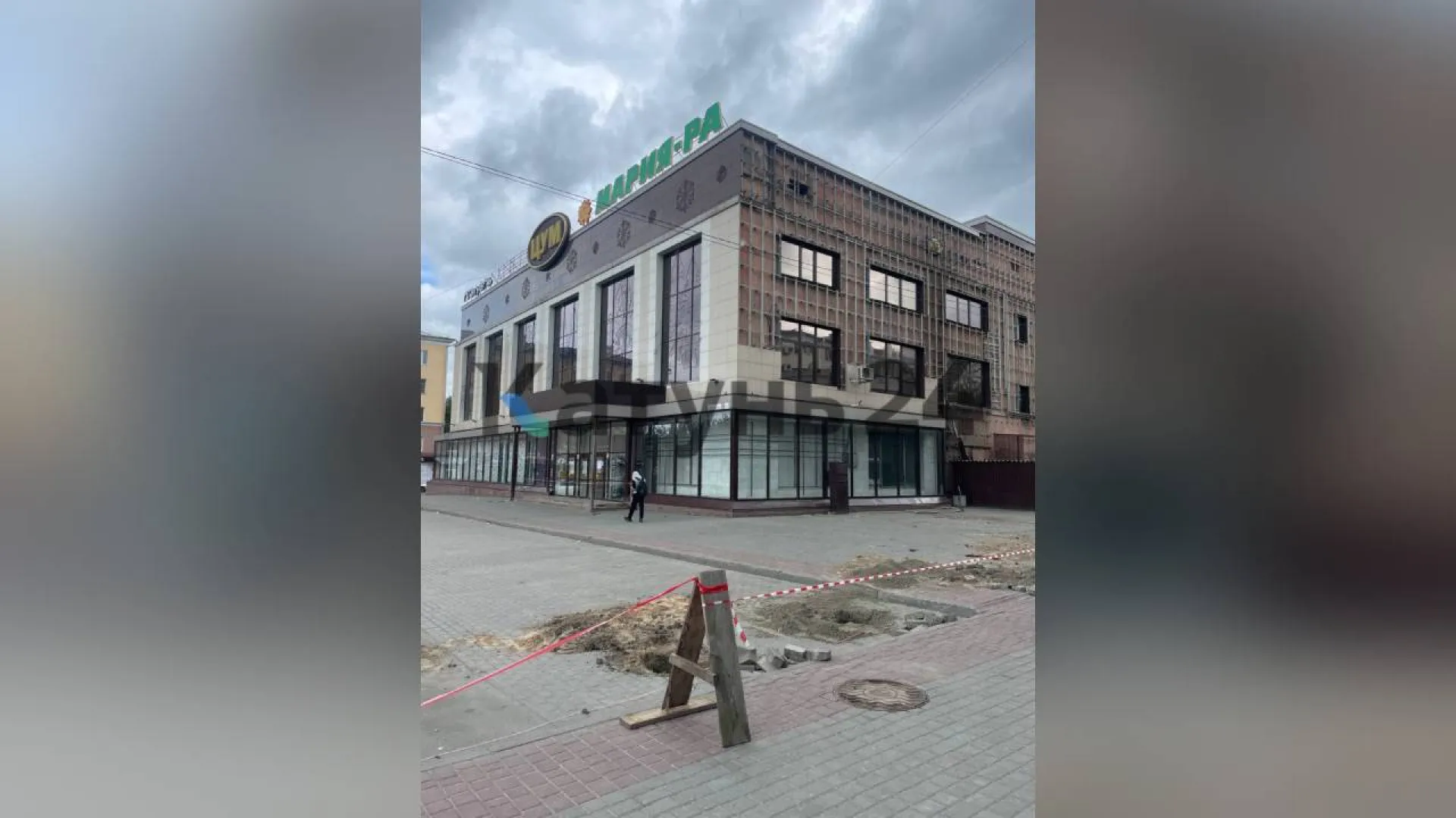 Здание ЦУМа в Барнауле начали демонтировать