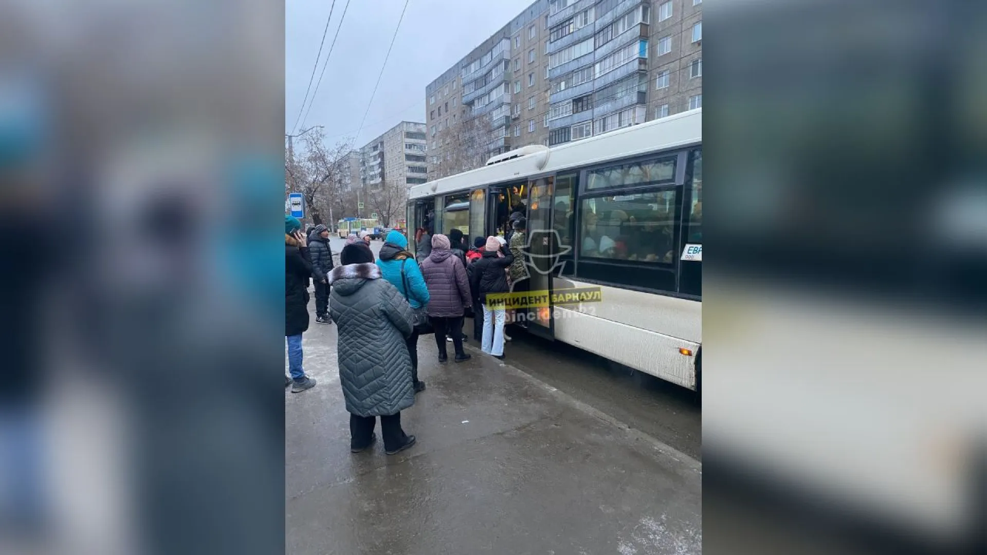 Барнаульцы жалуются на очереди в общественный транспорт Барнаульцы жалуются на очереди в общественный транспорт