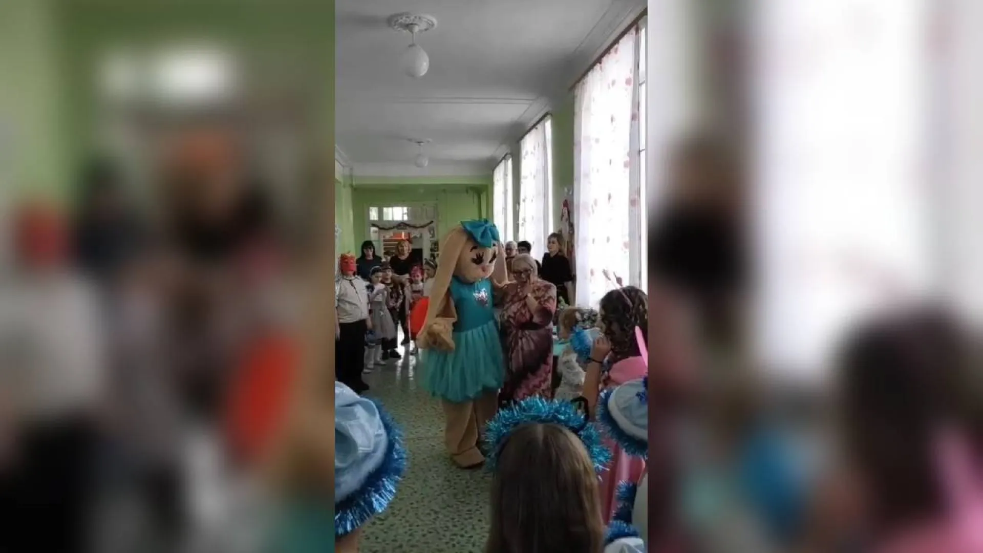 Выпускники школы Камня-на-Оби поздравили с наступающим Новым годом свою первую учительницу