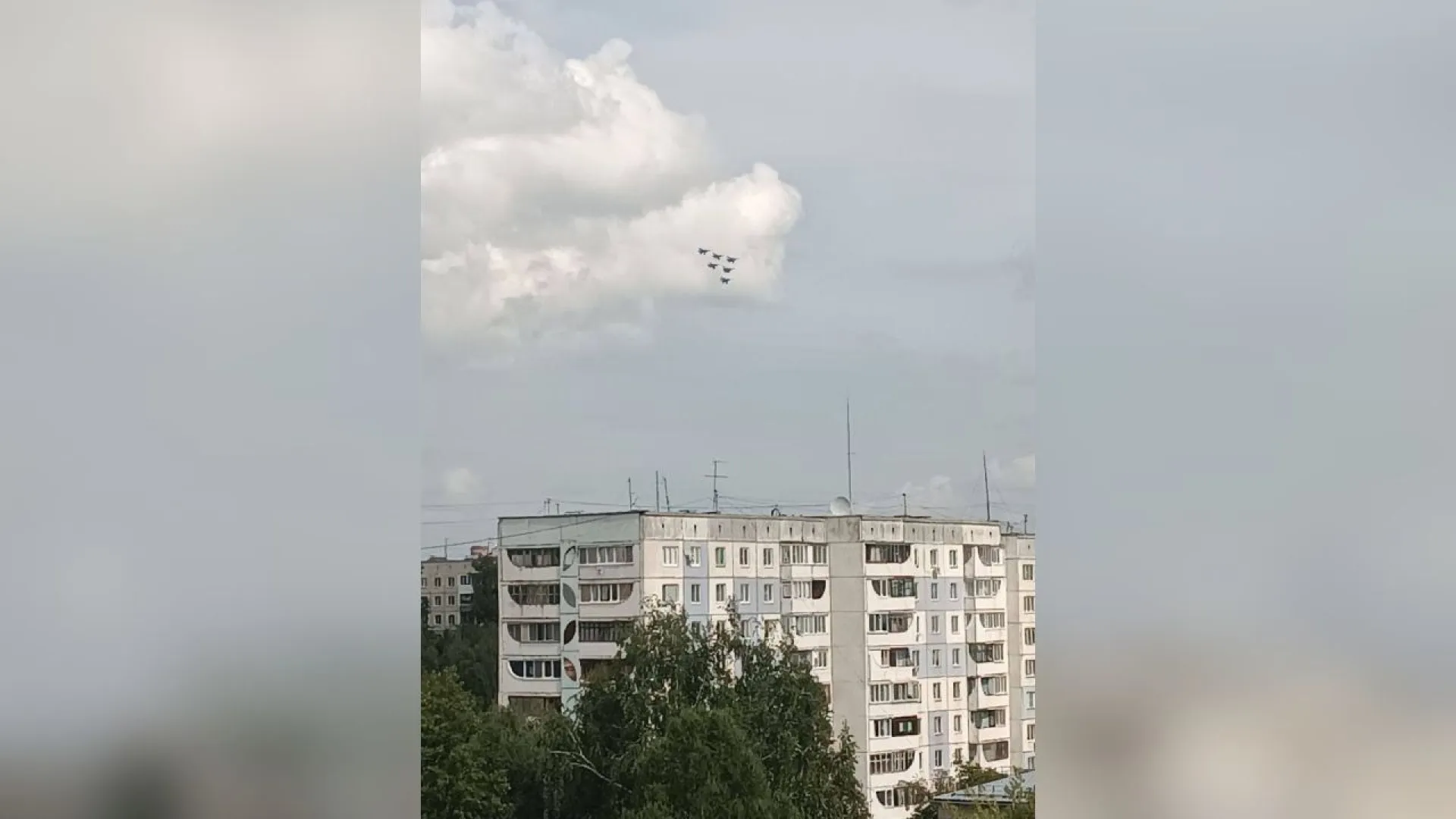 Авиационную пилотажную группу «Русские витязи» заметили в небе над Барнаулом