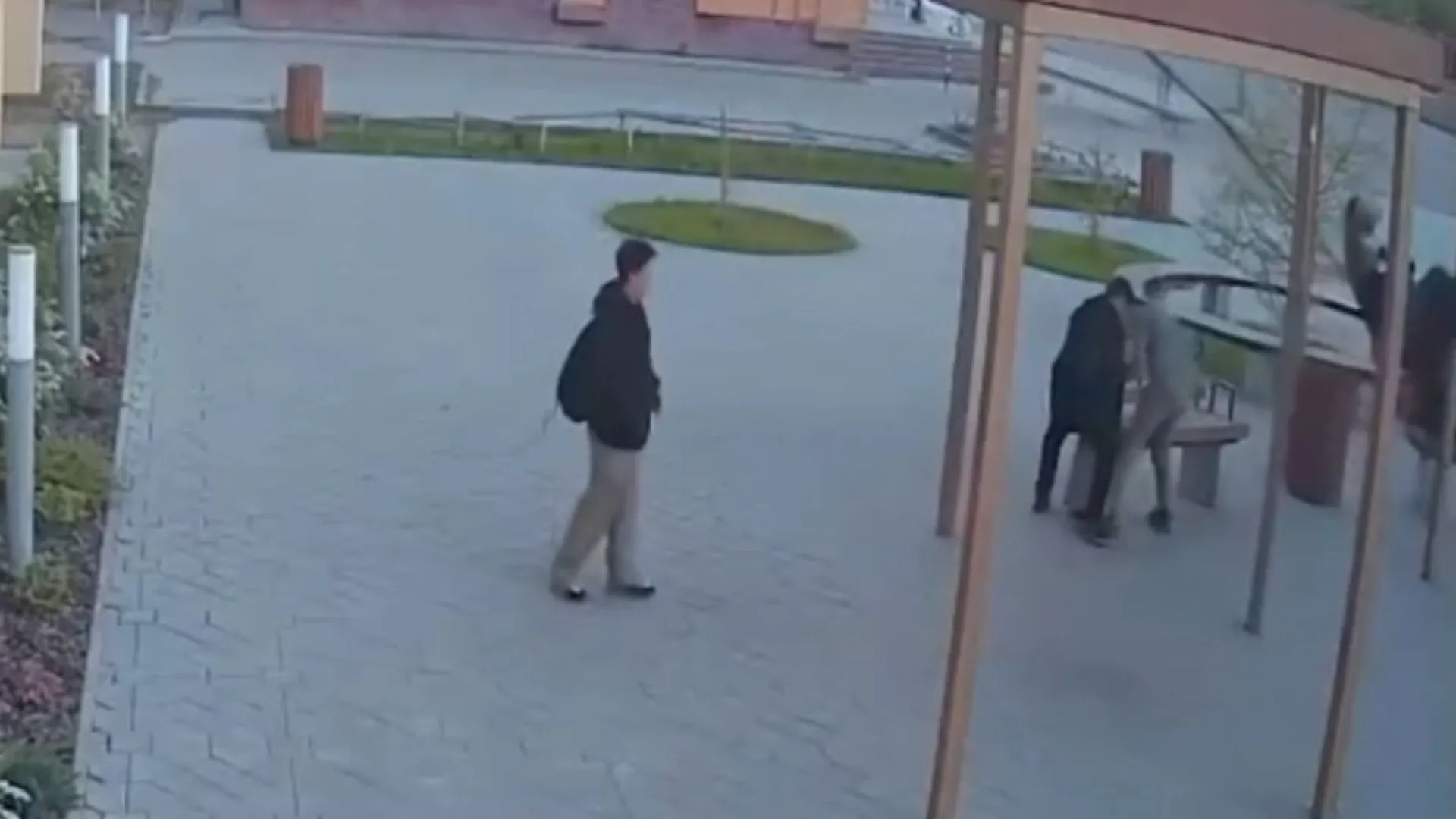 Подростки пытались сломать лавочку возле Центральной городской библиотеки в Рубцовске Подростки пытались сломать лавочку возле Центральной городской библиотеки в Рубцовске