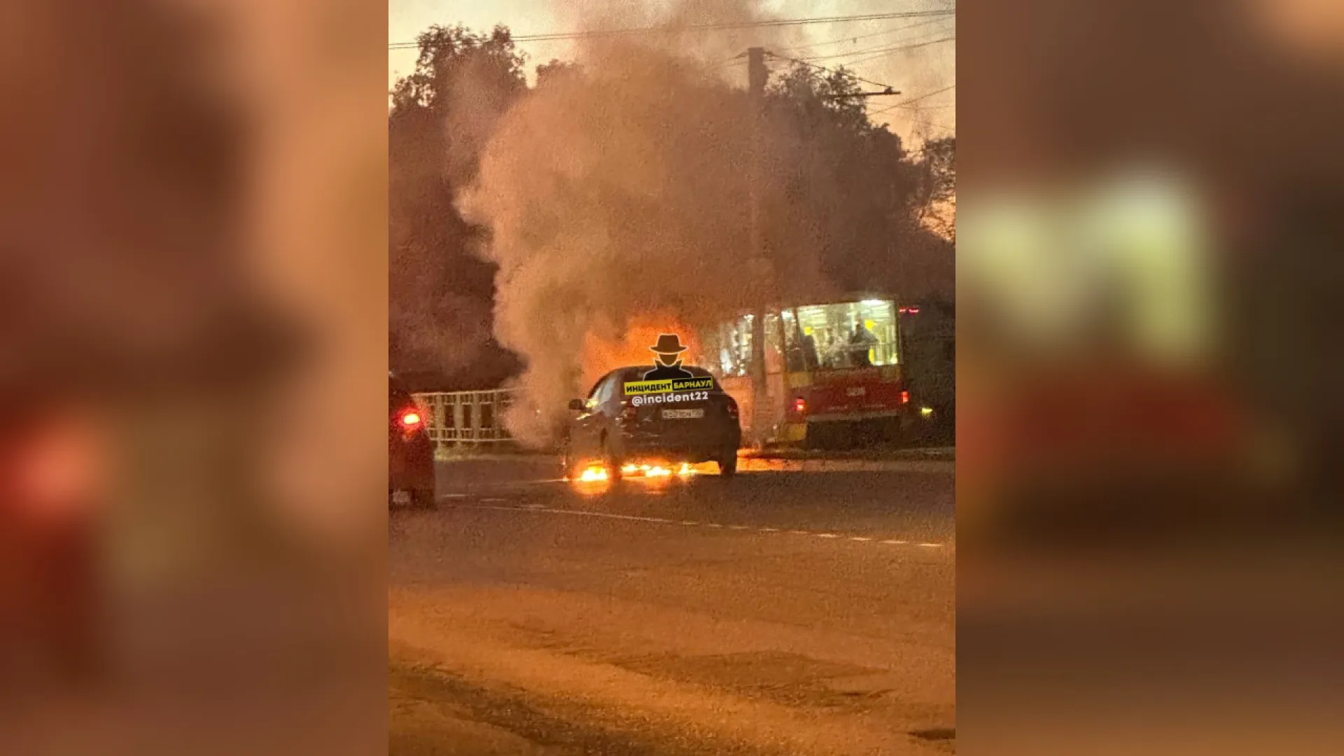 Автомобиль загорелся прямо на дороге в Барнауле Автомобиль загорелся прямо на дороге в Барнауле