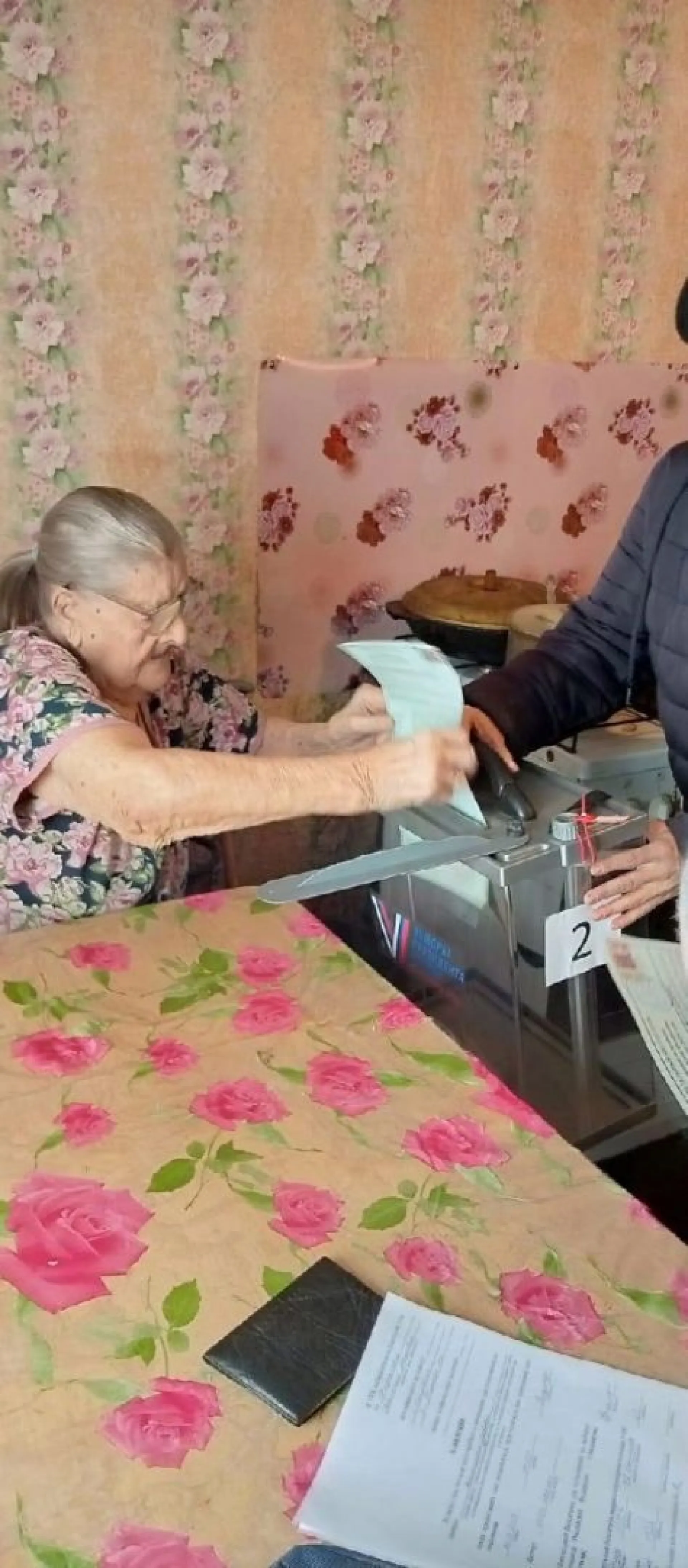 101-летняя жительница Алтайского края приняла участие в выборах 101-летняя жительница Алтайского края приняла участие в выборах