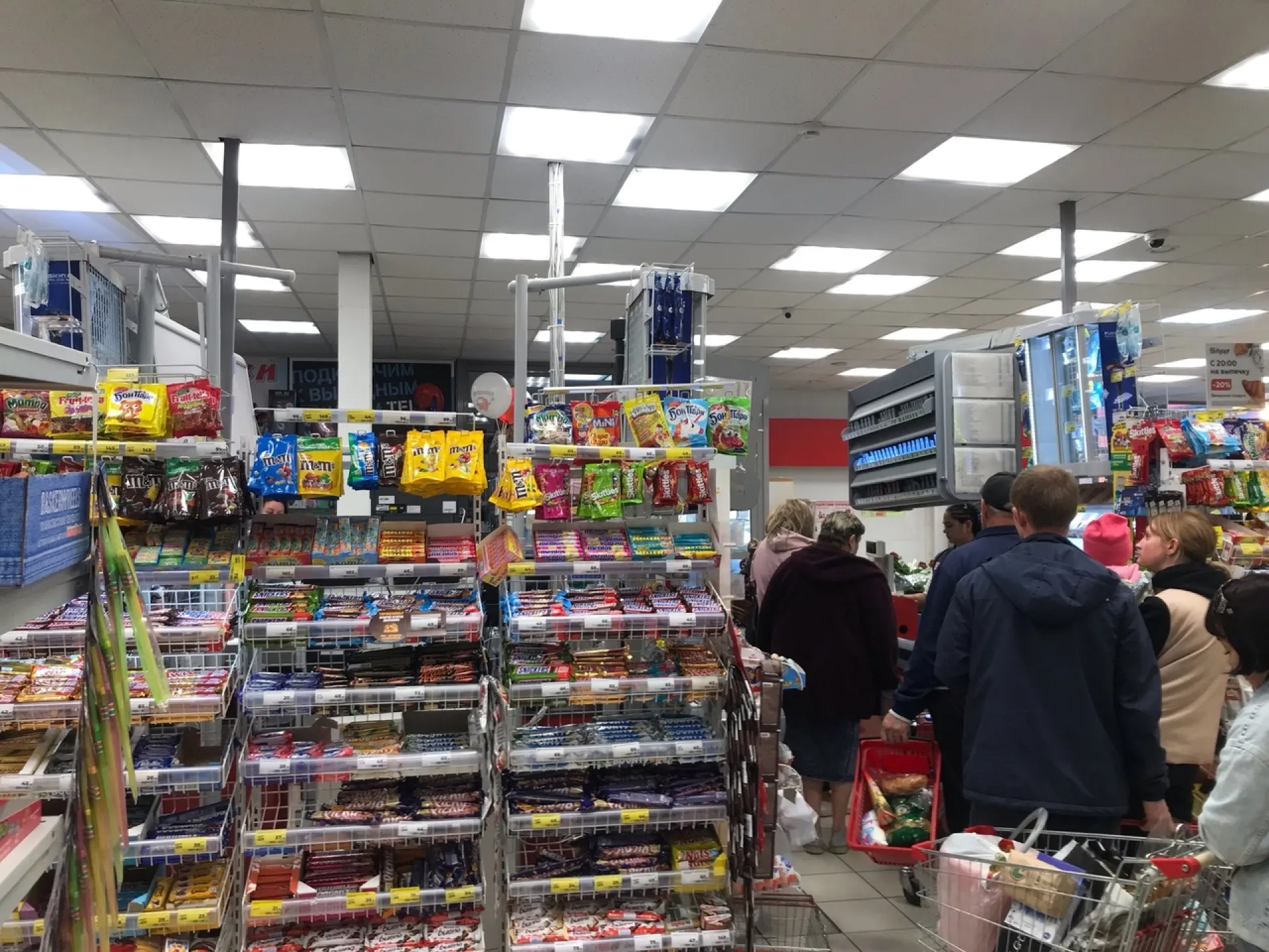 Алкоголь, конфеты и икра: мужчина попытался украсть целую корзину продуктов в Бийске Алкоголь, конфеты и икра: мужчина попытался украсть целую корзину продуктов в Бийске