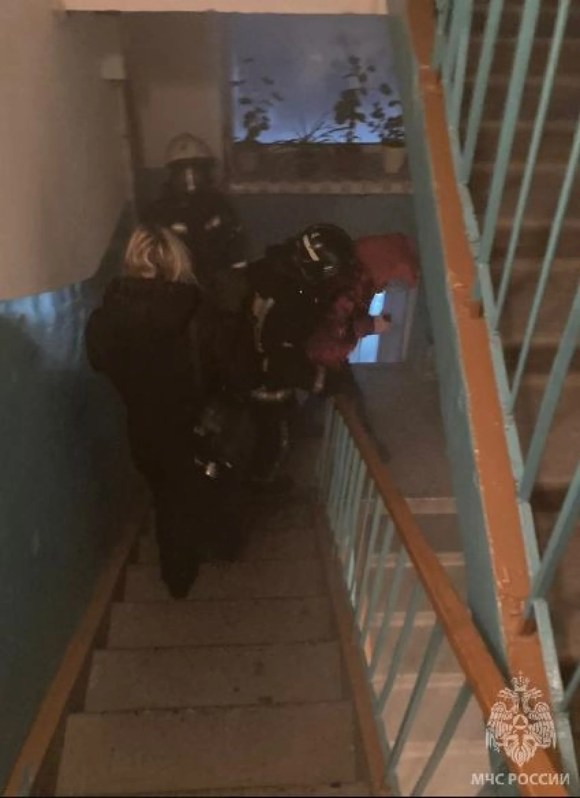 Восемь человек эвакуировали из загоревшейся многоэтажки в Барнауле