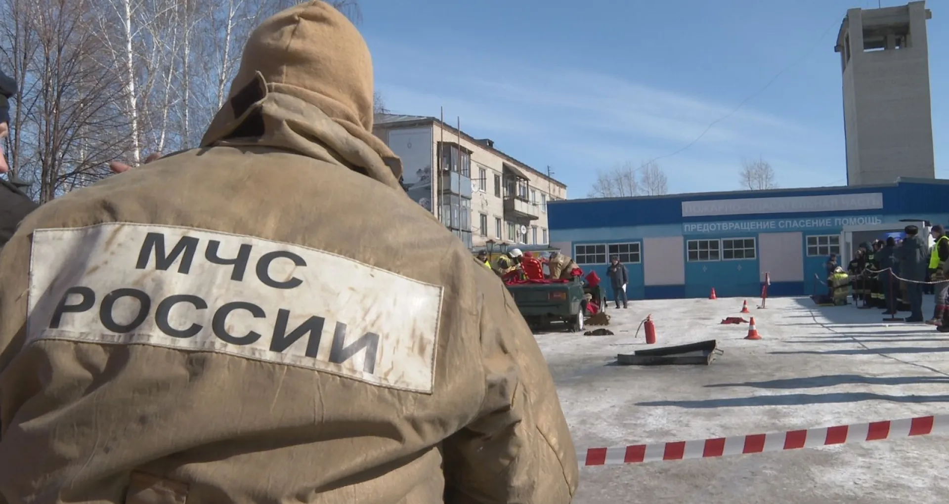 Подросток провалился в 5-метровый погреб с ледяной водой в Алтайском крае. Выбраться ему помогли спасатели